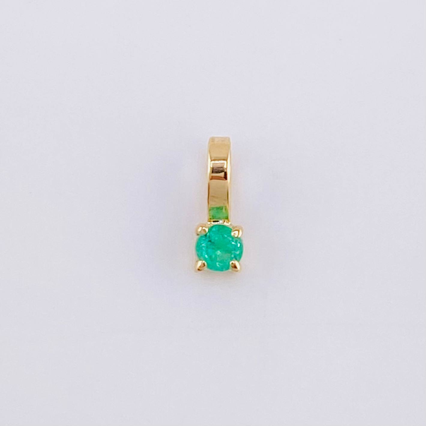 Dije Cuatro Garras Esmeralda 6 Pts 0.15 g / 0.7 cm Oro Amarillo 18K