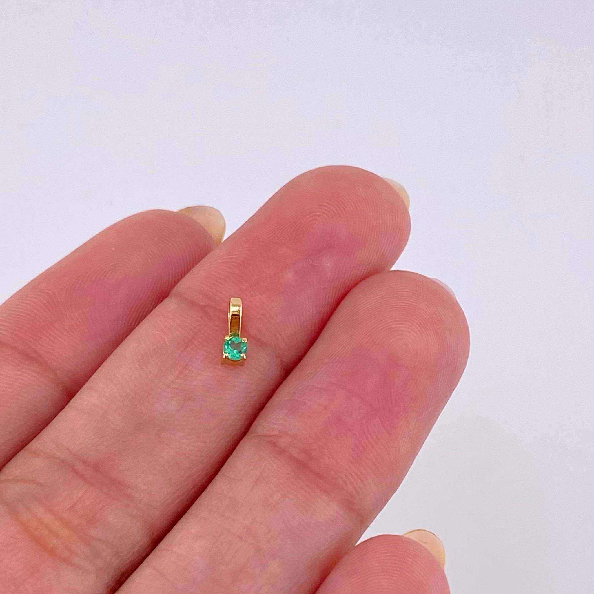 Dije Cuatro Garras Esmeralda 6 Pts 0.15 g / 0.7 cm Oro Amarillo 18K