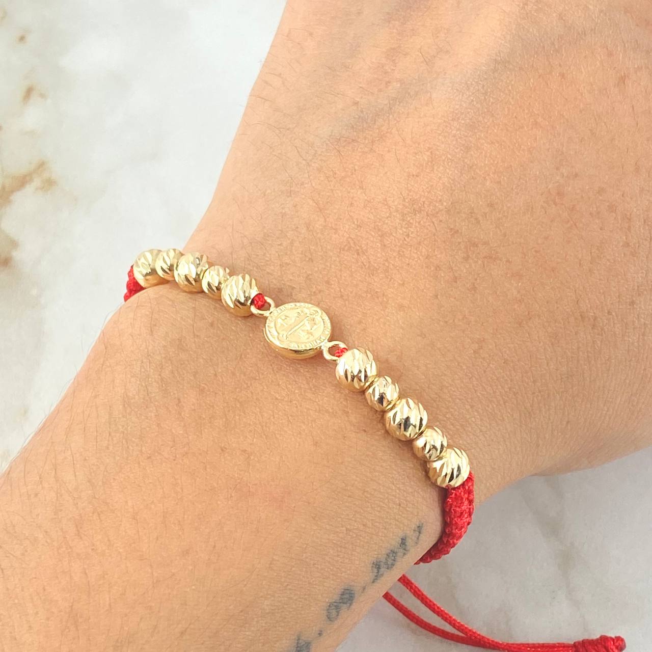 Pulsera Roja Herraje San Benito 1.7gr / Oro Amarillo 18K ©