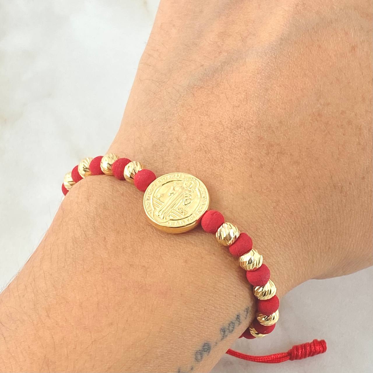 Pulsera Roja Herraje San Benito 2.4gr / Oro Amarillo 18K ©