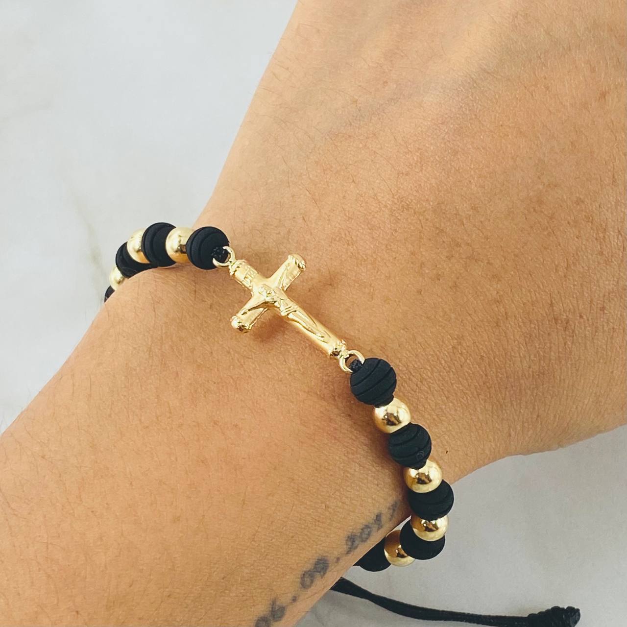 Pulsera Negra Herraje Cruz 2gr / Oro Amarillo 18K ©