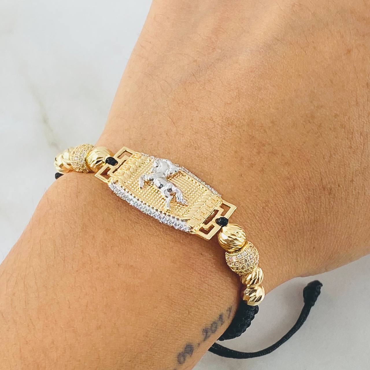 Pulsera Negra Herraje Caballo 6.45gr / Dos Oros Amarillo Blanco 18K ©