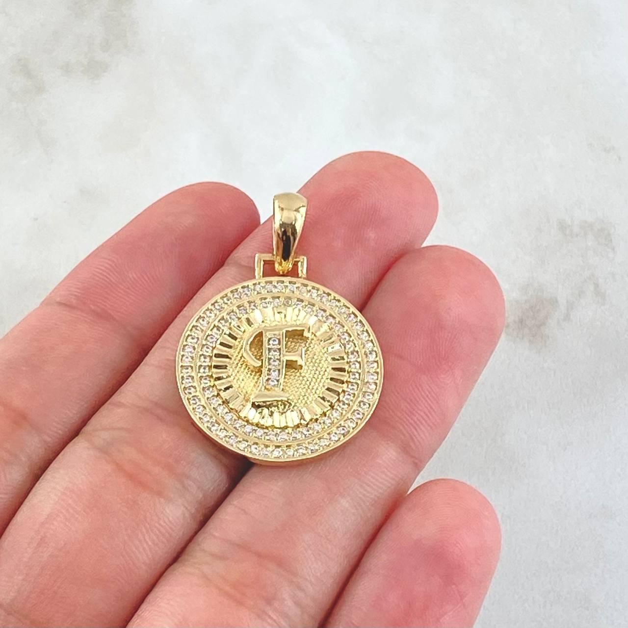 Dije Medalla Letra F 4.5gr / 3cm / Oro Amarillo 18K