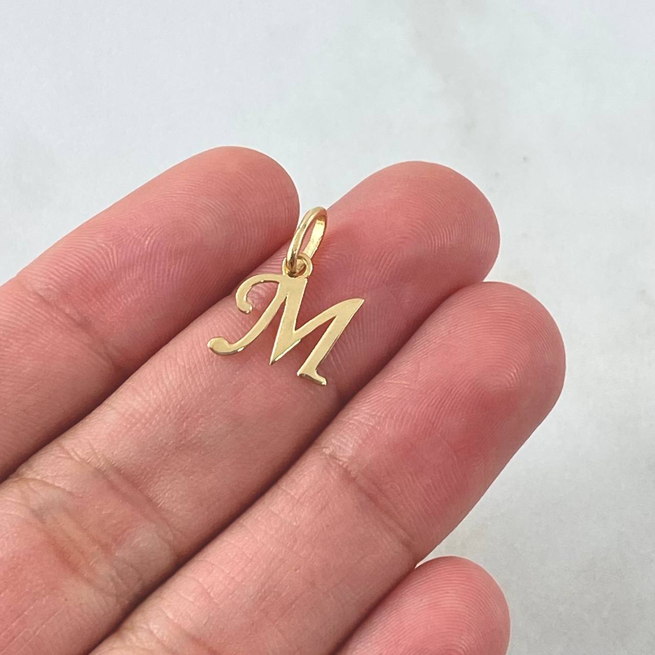 Dije Letra M Cursiva 0.5gr / 1.7cm / Oro Amarillo 18K ©