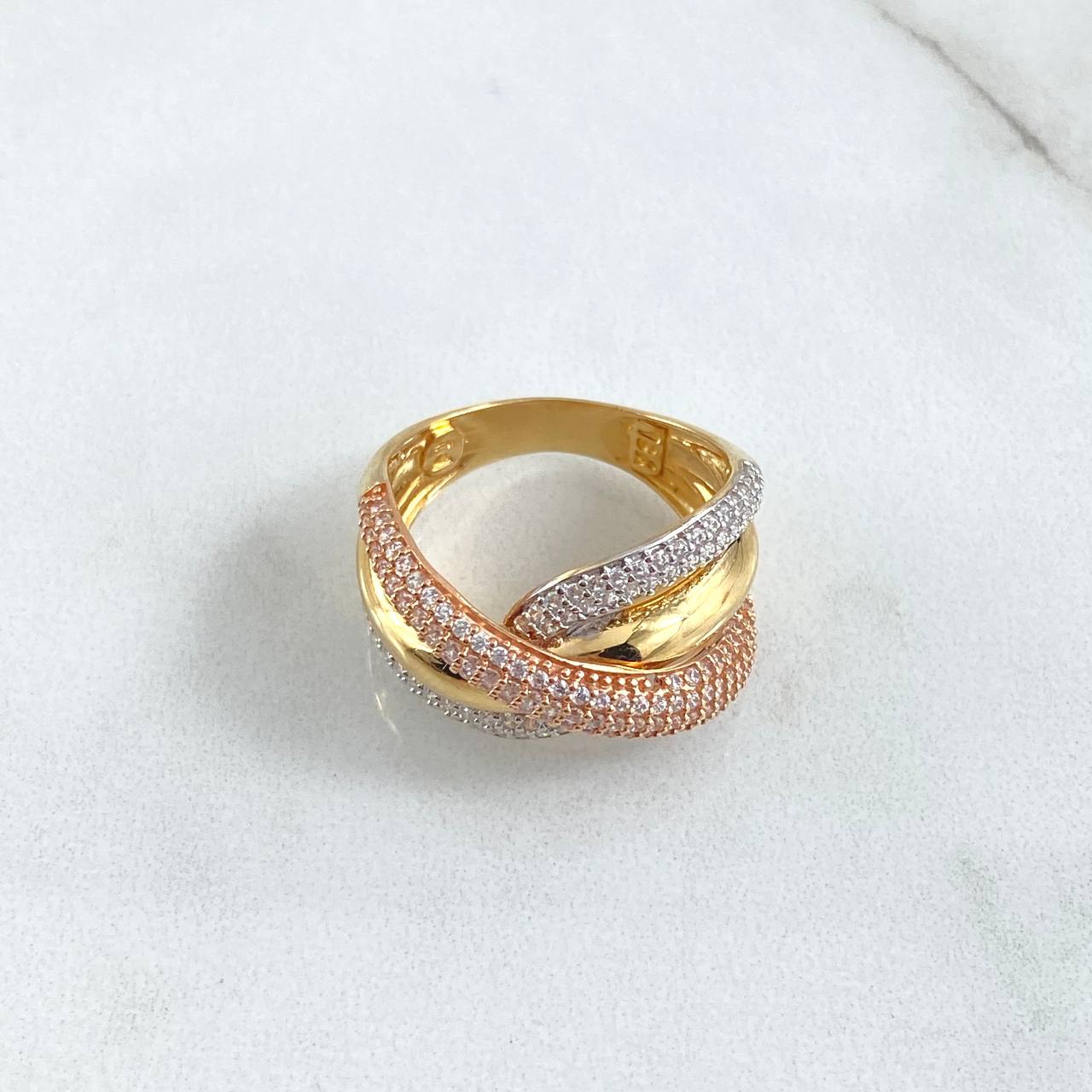 Anillo Rustico Curveado 6.85gr / T7 1/2 / Circones Blancos Tres Oros 18K