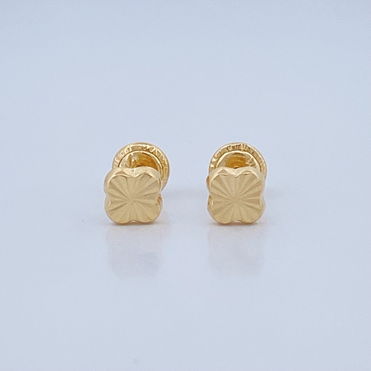 Topos Trebol 0.6gr / Oro Amarillo 18K &