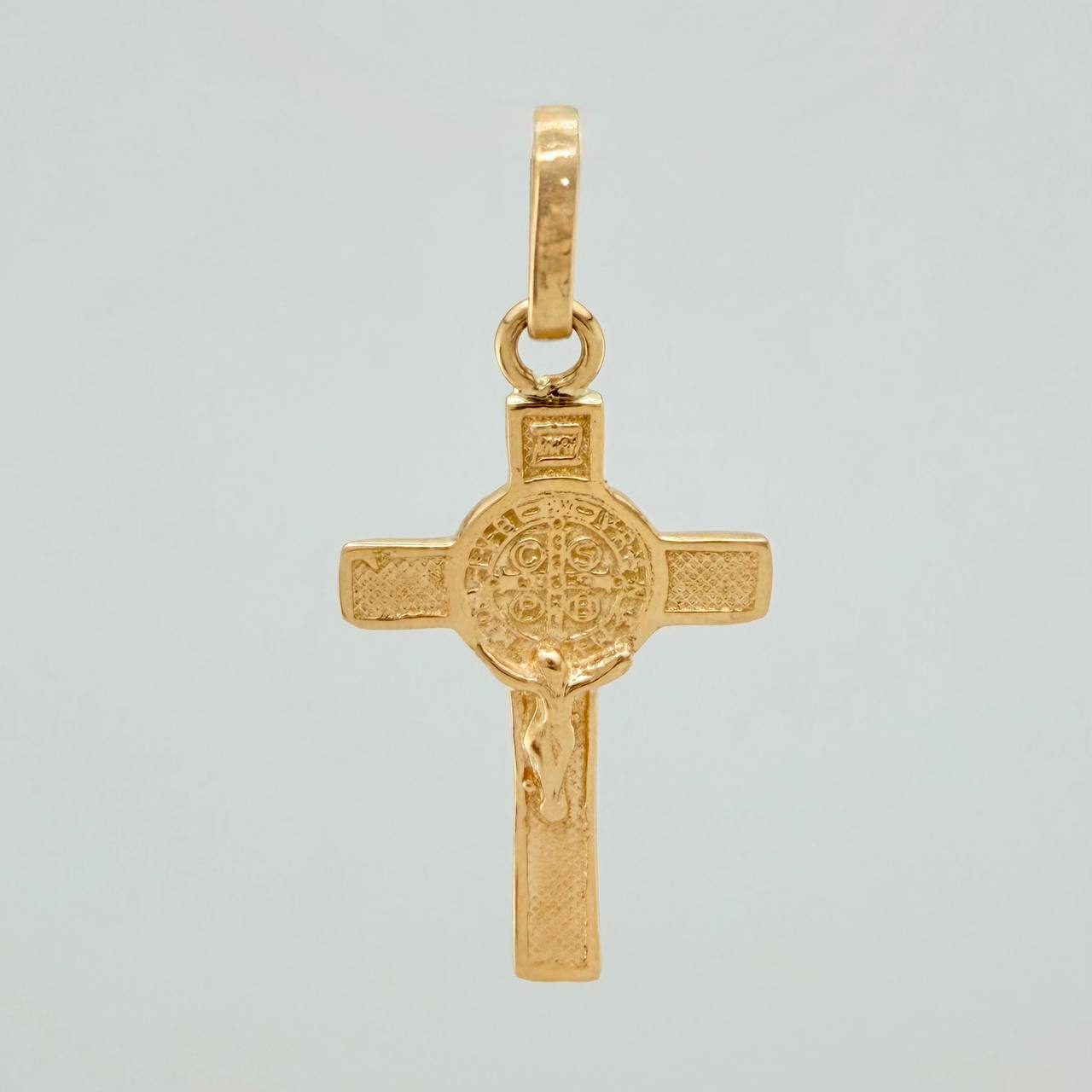 Dije Cruz Cristo San Benito 0.95gr / 2.7cm / Oro Amarillo 18K %