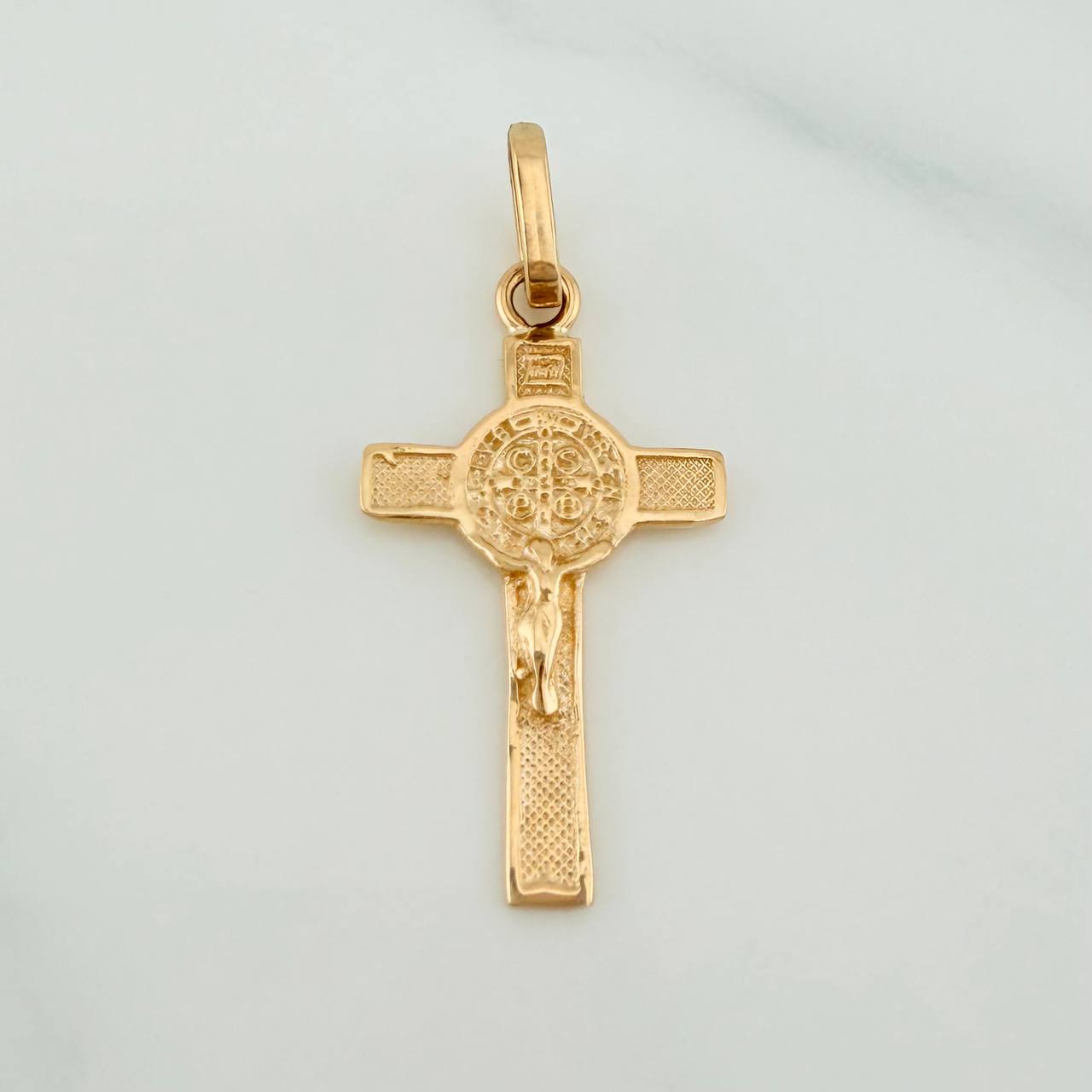 Dije Cruz Cristo San Benito 0.95gr / 2.7cm / Oro Amarillo 18K %
