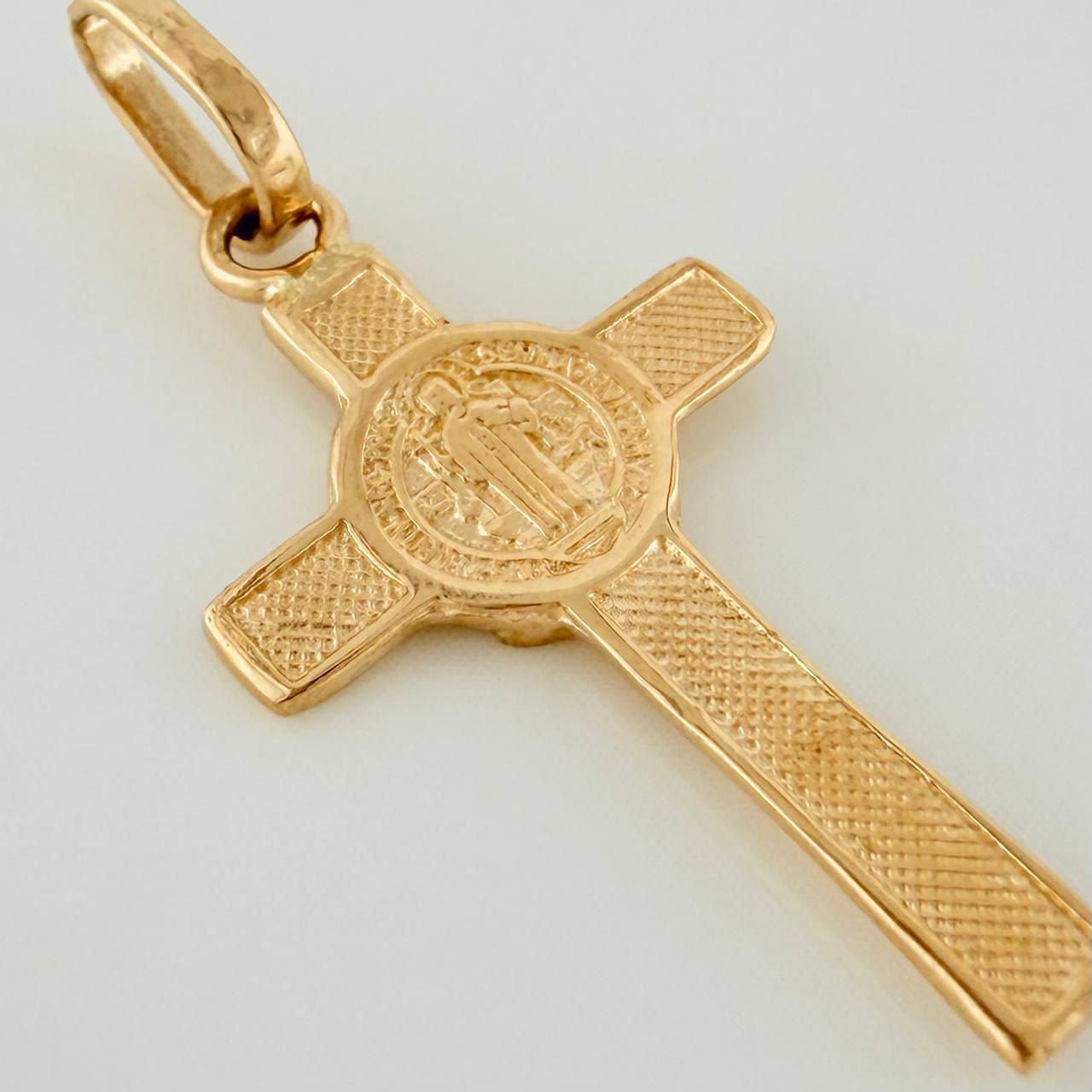 Dije Cruz Cristo San Benito 0.95gr / 2.7cm / Oro Amarillo 18K %