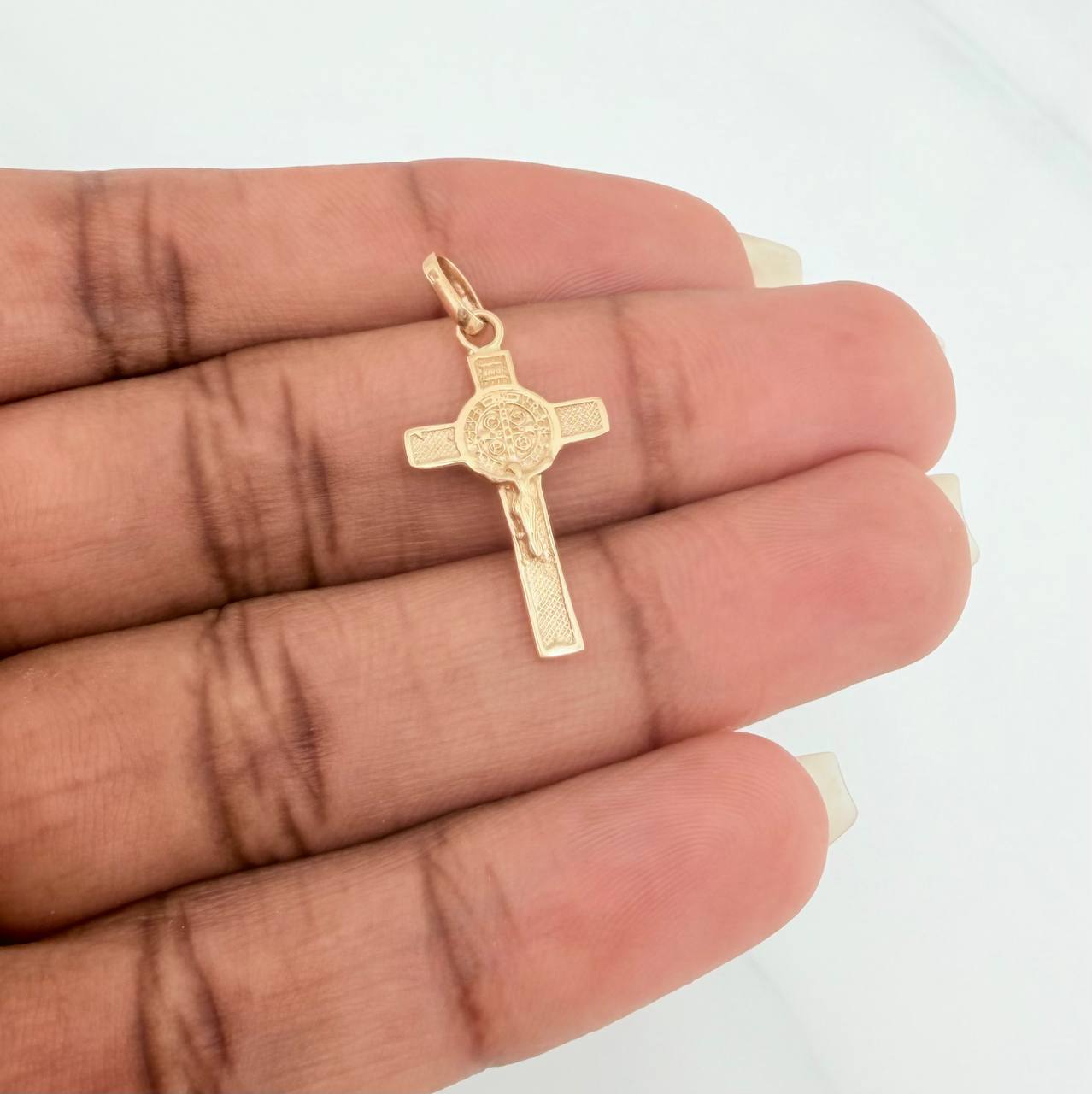 Dije Cruz Cristo San Benito 0.95gr / 2.7cm / Oro Amarillo 18K %