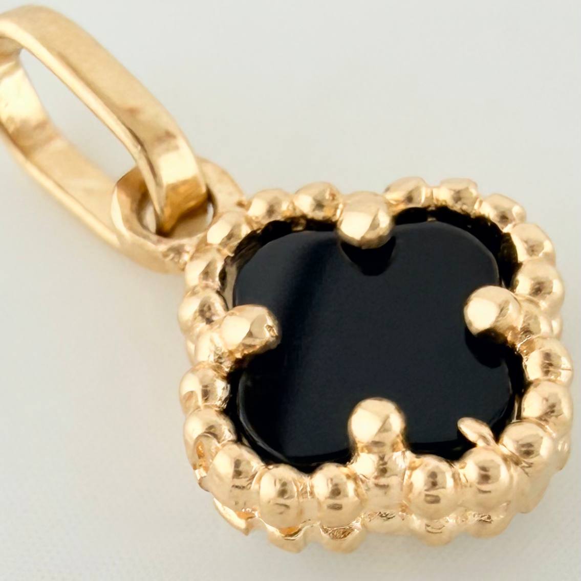Dije Trebol 0.85gr / 1.6cm-Oro Amarillo 18K %