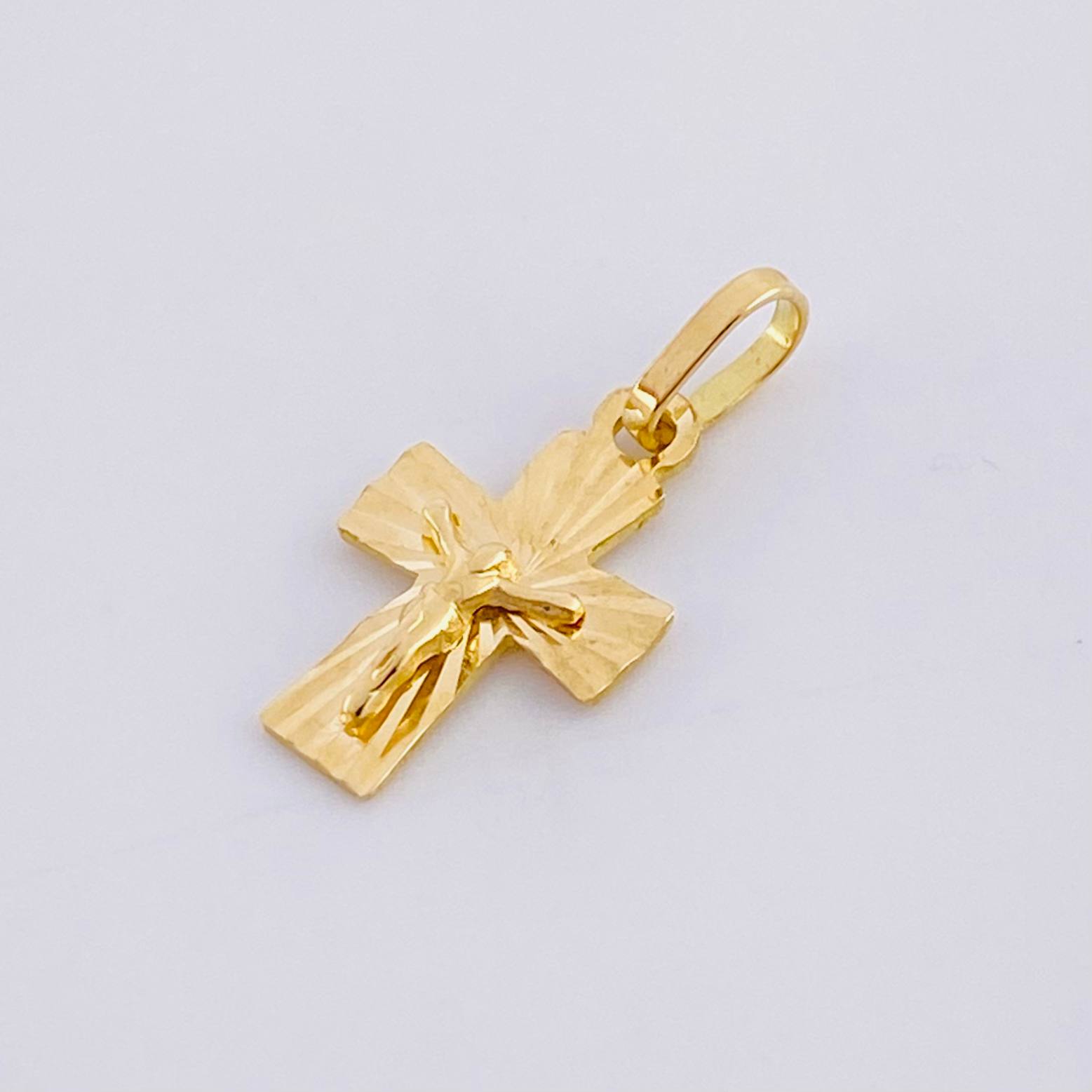 Dije Cruz Cristo Diamantado 0.6g / 1.5cm Oro Amarillo 18K