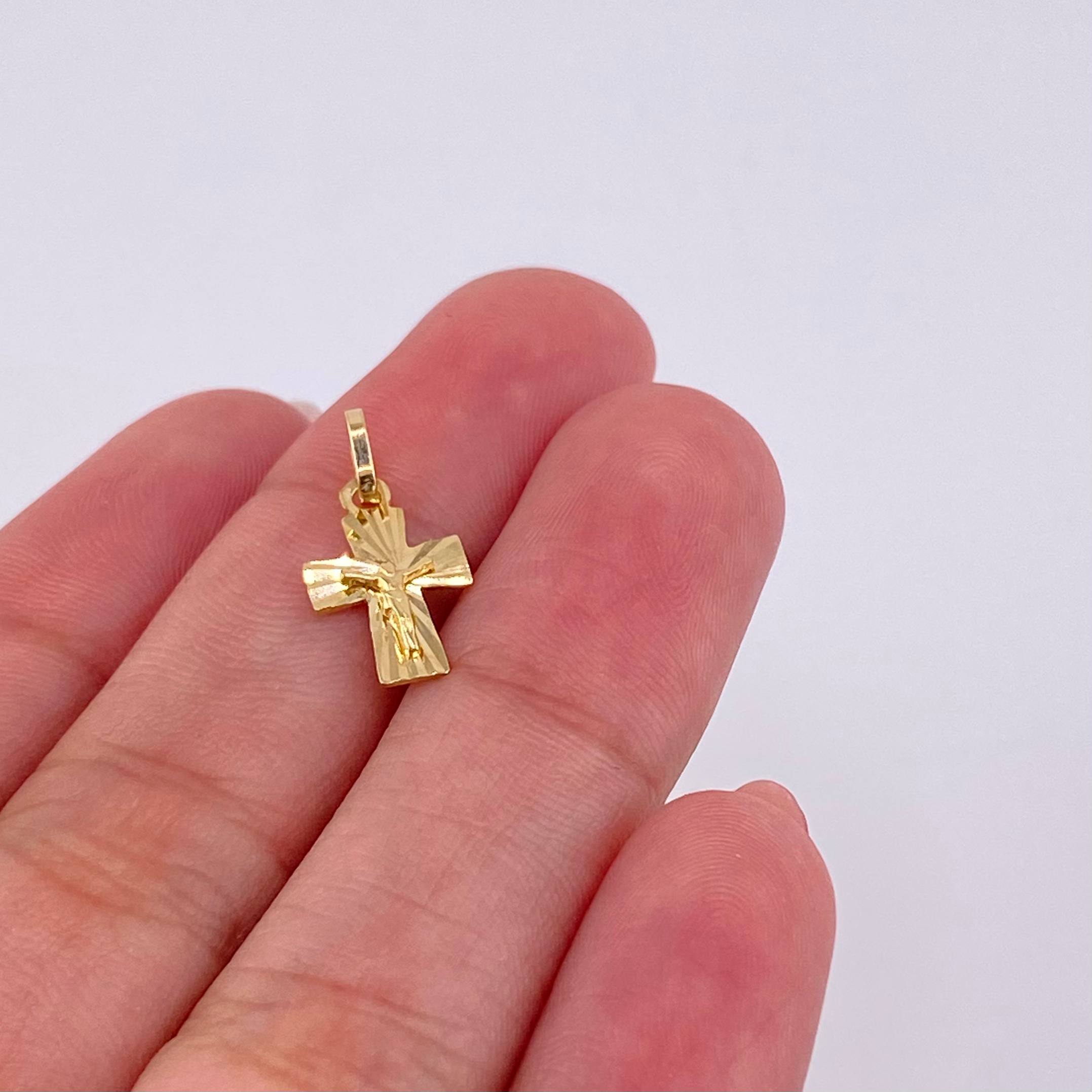 Dije Cruz Cristo Diamantado 0.6g / 1.5cm Oro Amarillo 18K