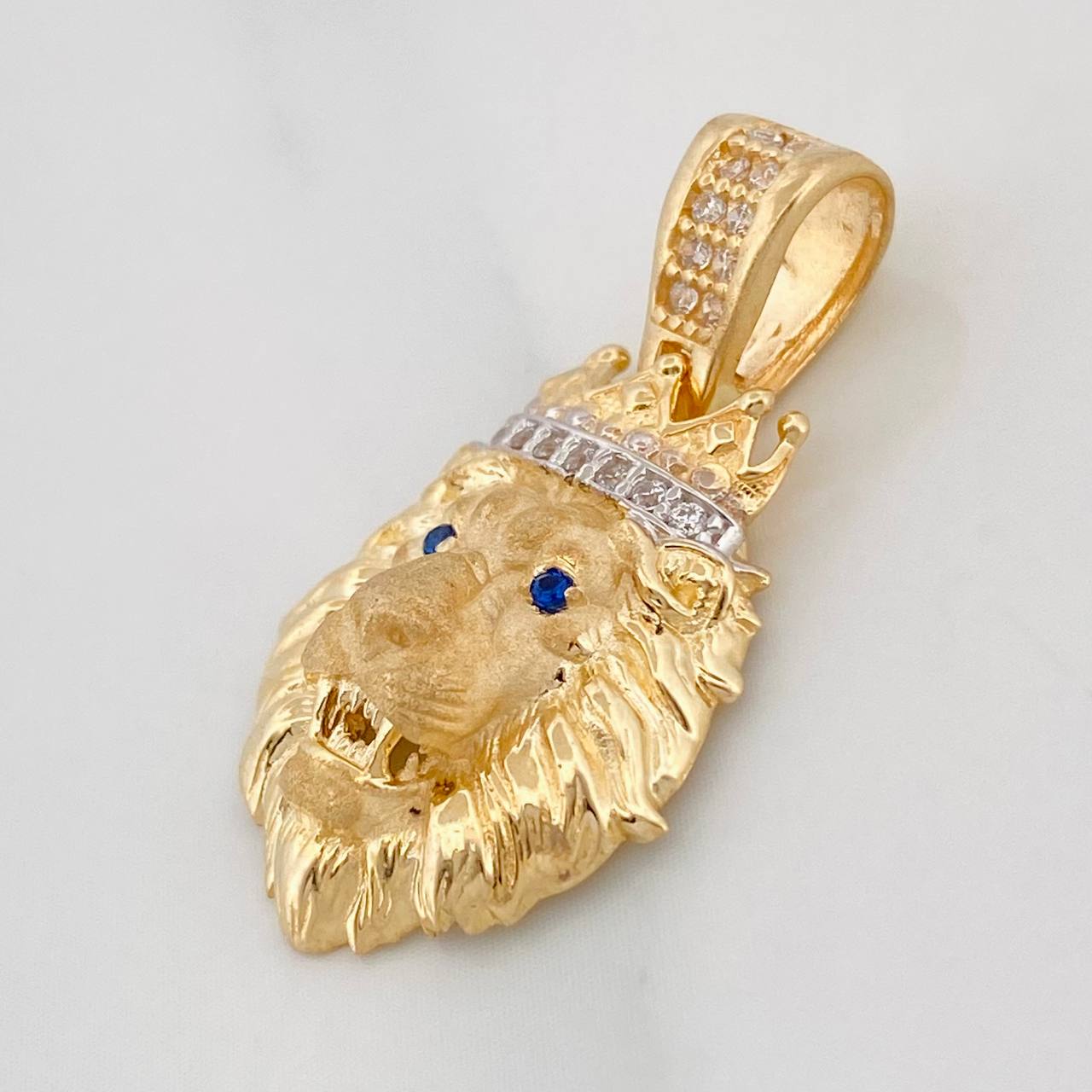 Dije  Rostro Leon Corona 3.15g / 2.6cm Dos Oros Amarillo Blanco 18K