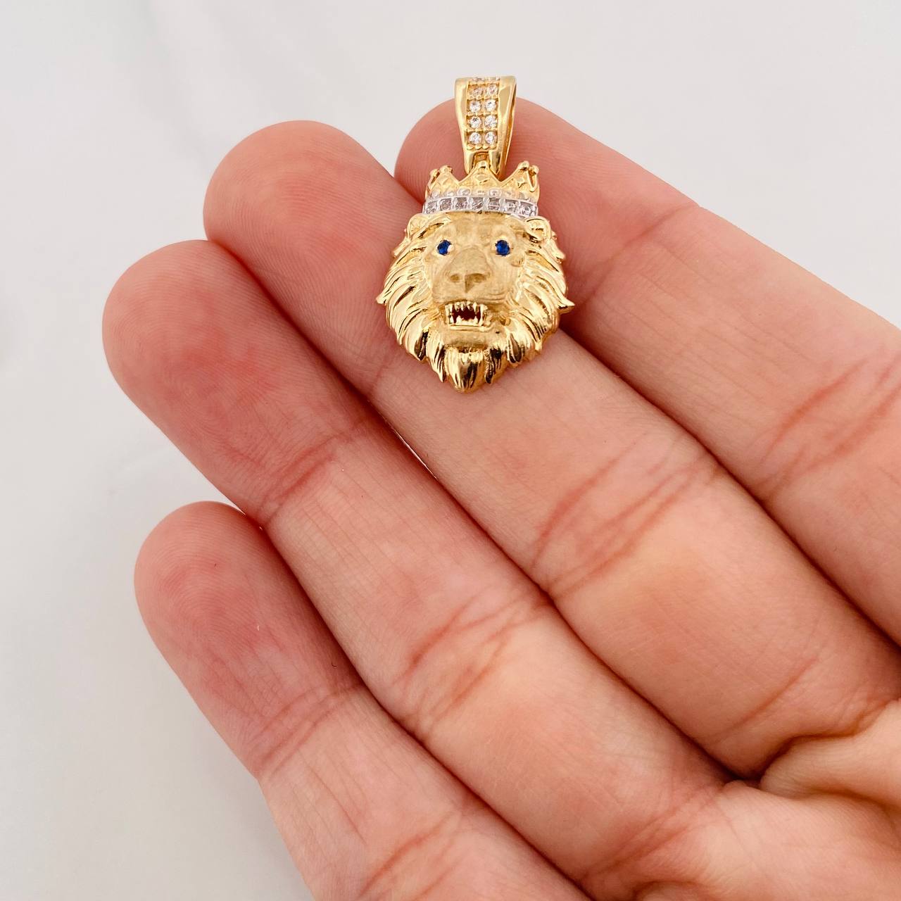 Dije  Rostro Leon Corona 3.15g / 2.6cm Dos Oros Amarillo Blanco 18K
