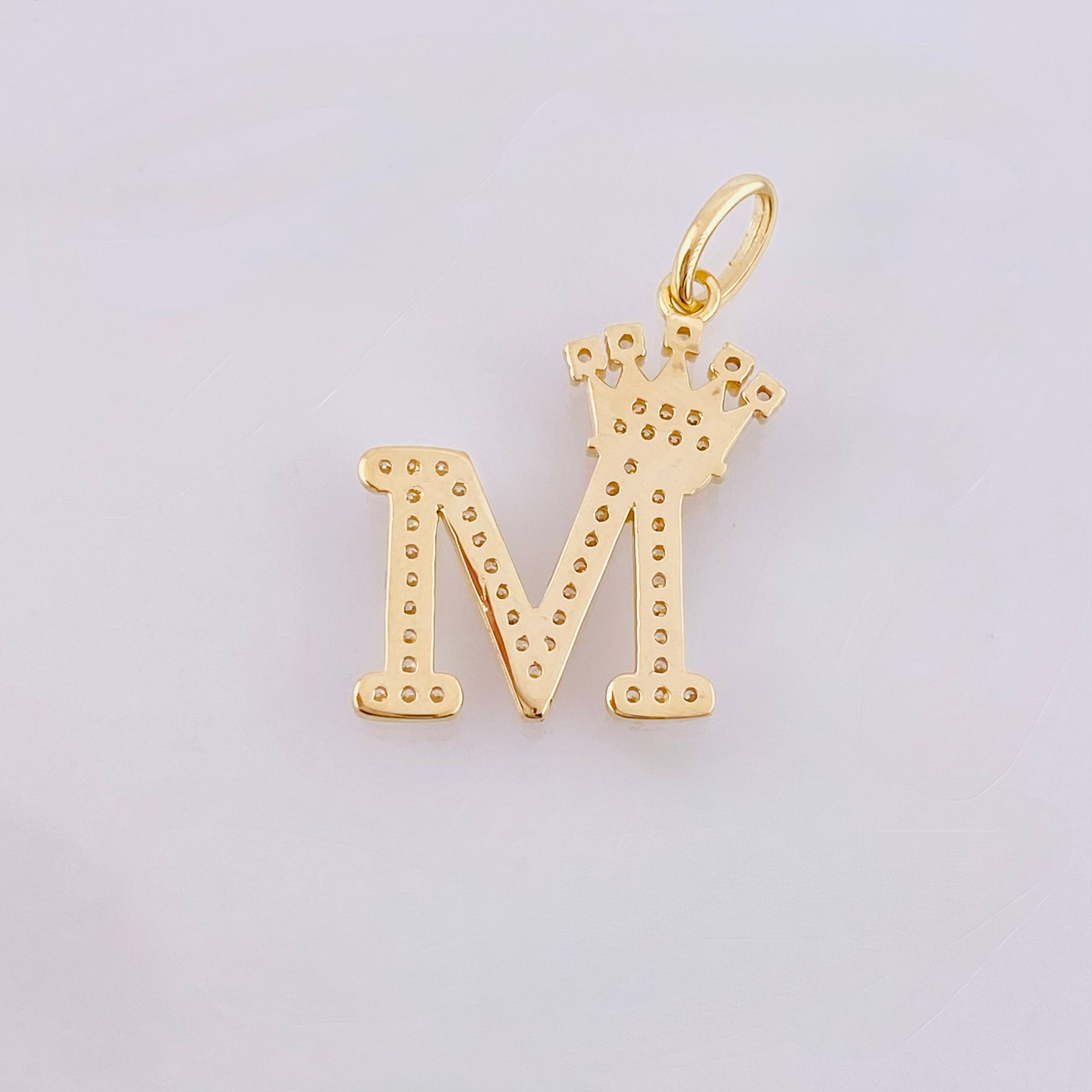 Dije Corona Letra M 2.35gr / 1 in / Oro Amarillo 18K *