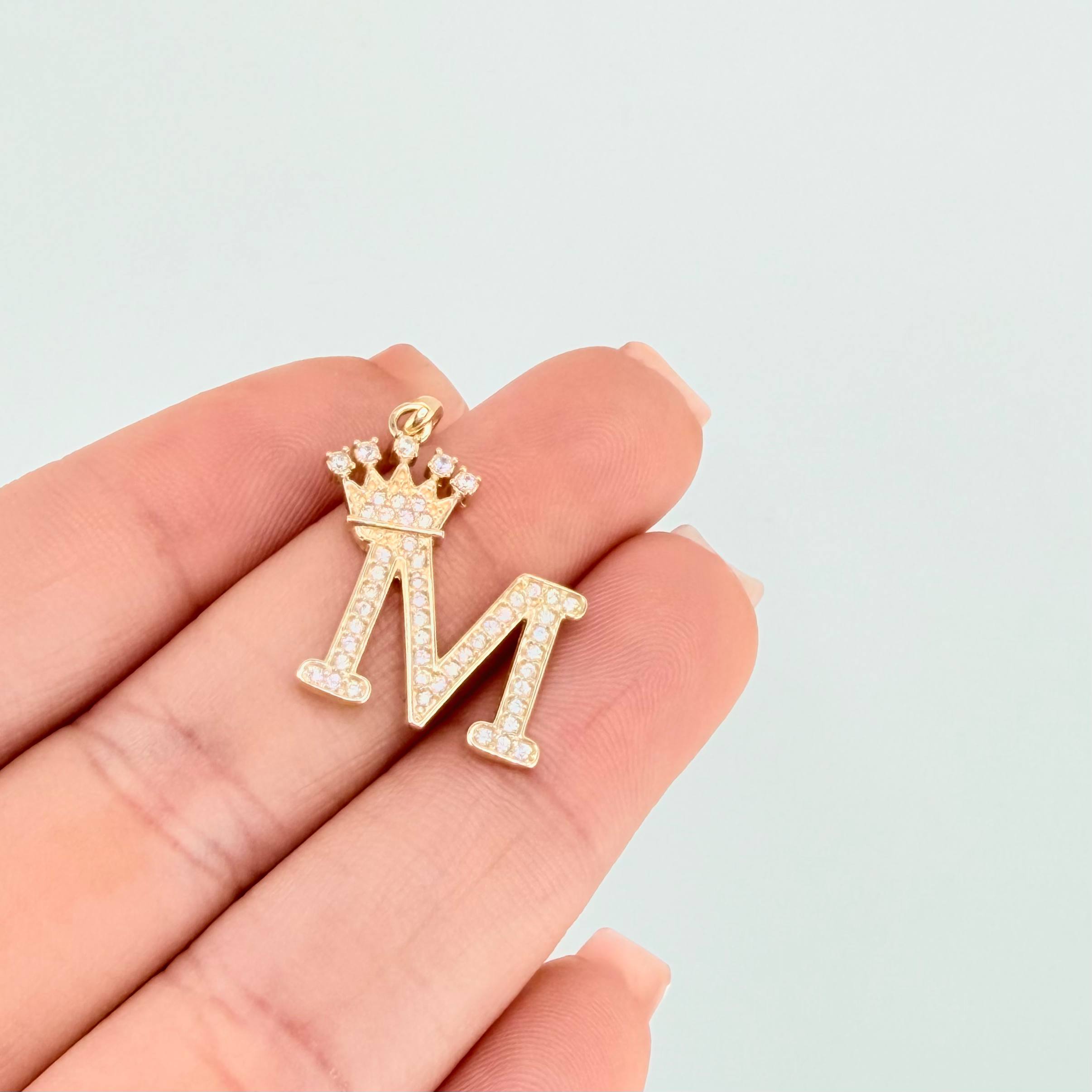 Dije Corona Letra M 2.35gr / 1 in / Oro Amarillo 18K *
