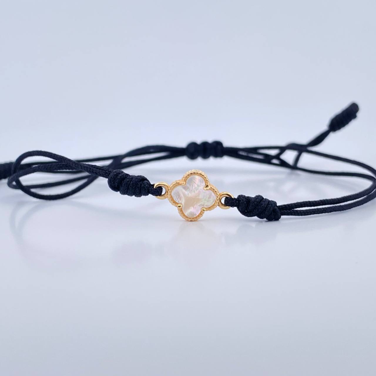 Pulsera Negra Herraje Trebol 0.45gr / Nacar Blanco Oro Amarillo Nac.Esp. 18K &