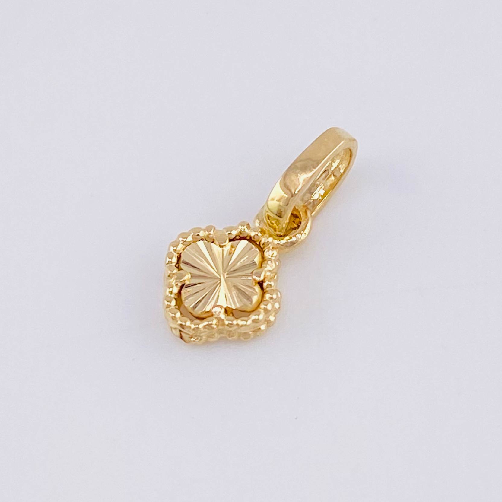 Dije Trebol Diamantado 0.45 g / 1.2 cm Oro Amarillo 18K