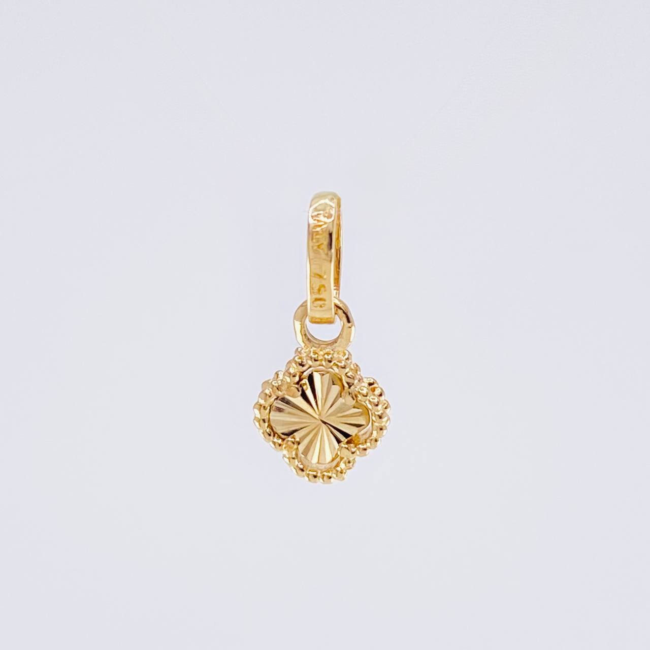 Dije Trebol Diamantado 0.5 g / 1.2 cm Oro Amarillo 18K