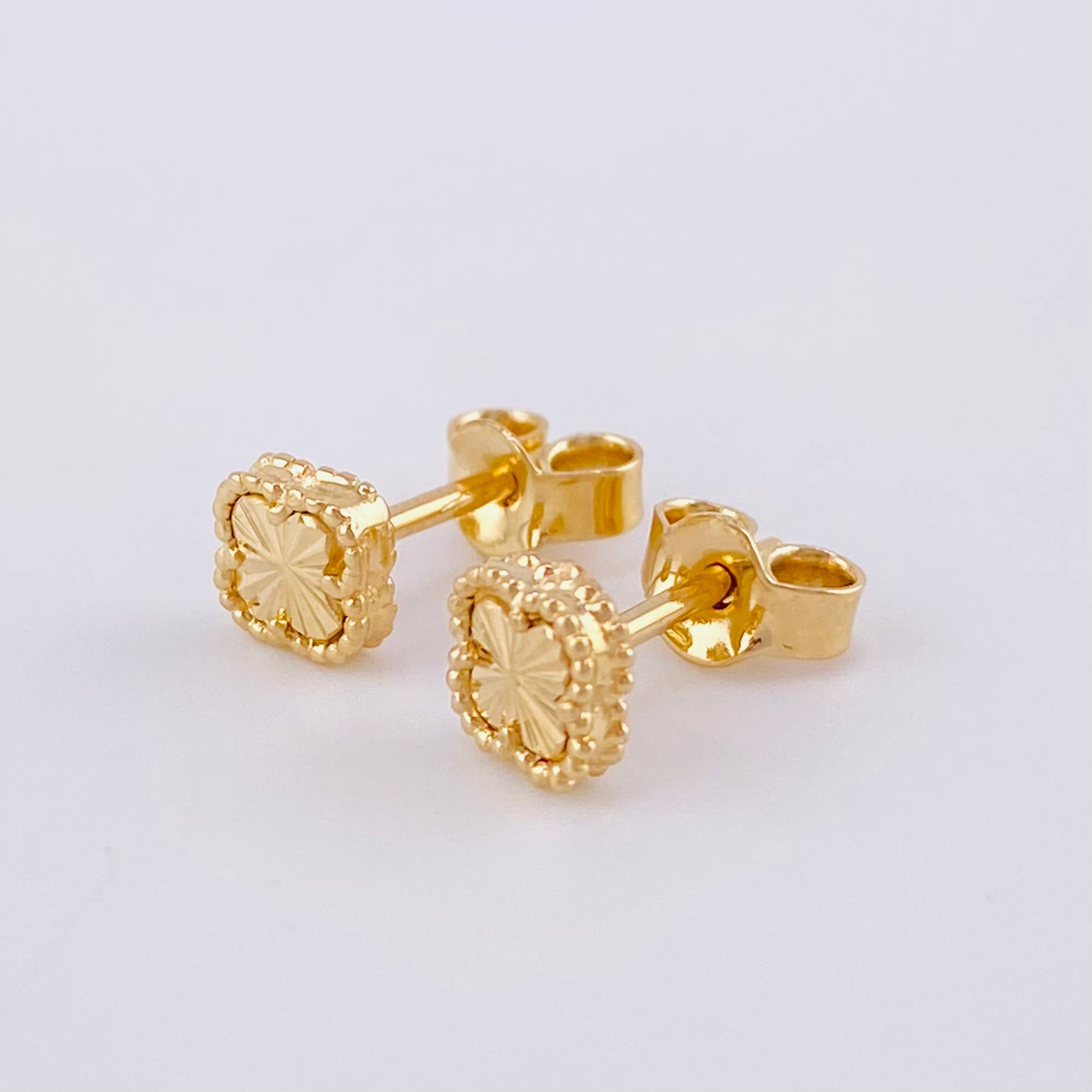 Topos Trebol Diamantado 1.25 g / 5.2 mm Oro Amarillo 18K