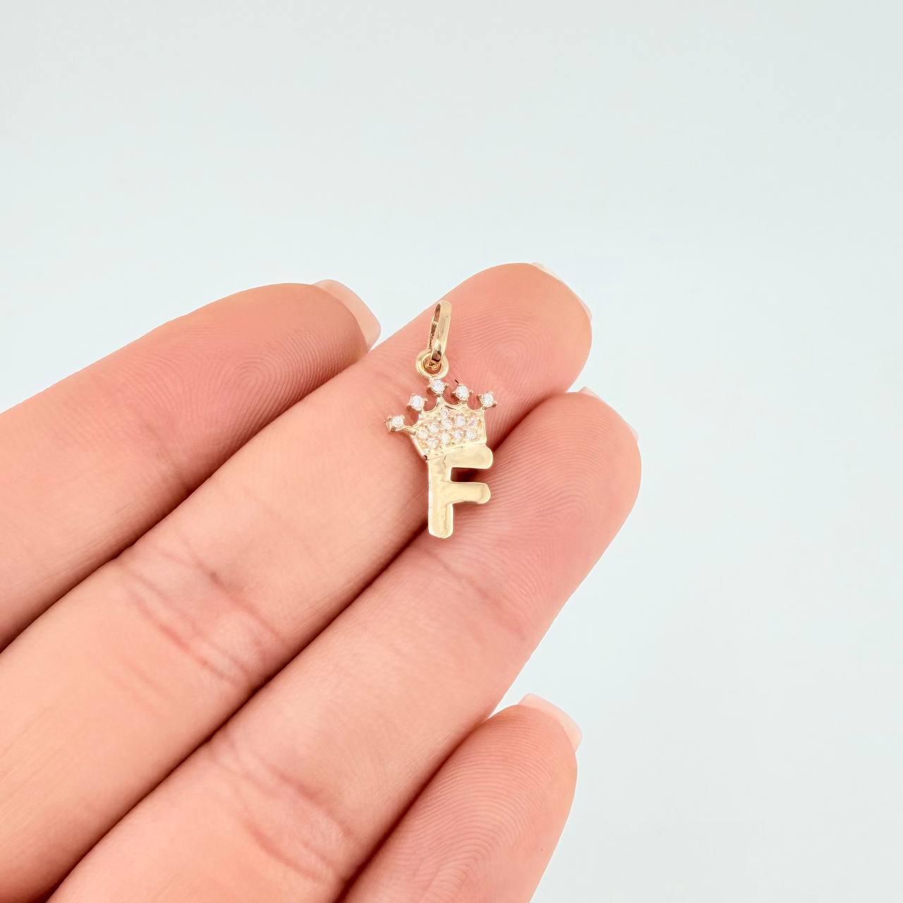 Dije Letra F Corona 0.85g / 2.2cm Oro Amarillo 18K