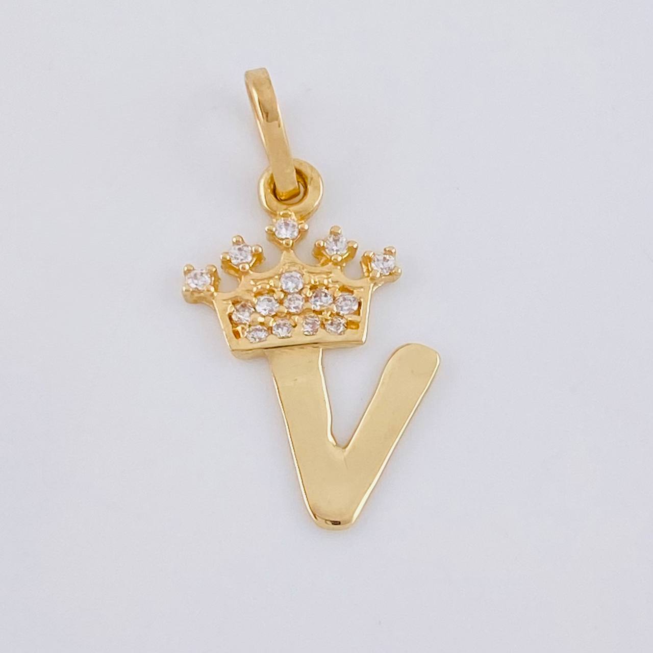 Dije Letra V Corona 0.75g / 2.2cm Oro Amarillo 18K