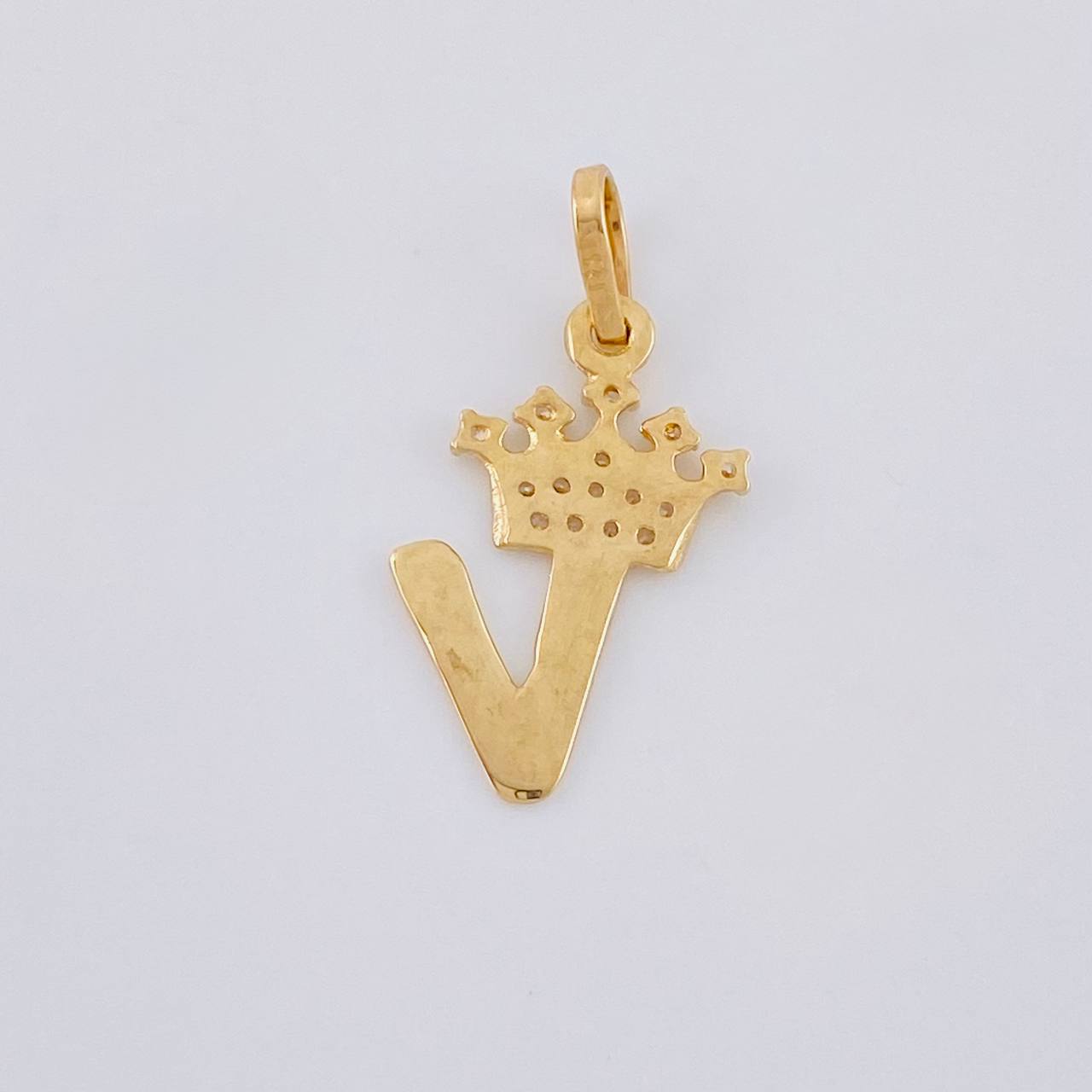 Dije Letra V Corona 0.75g / 2.2cm Oro Amarillo 18K