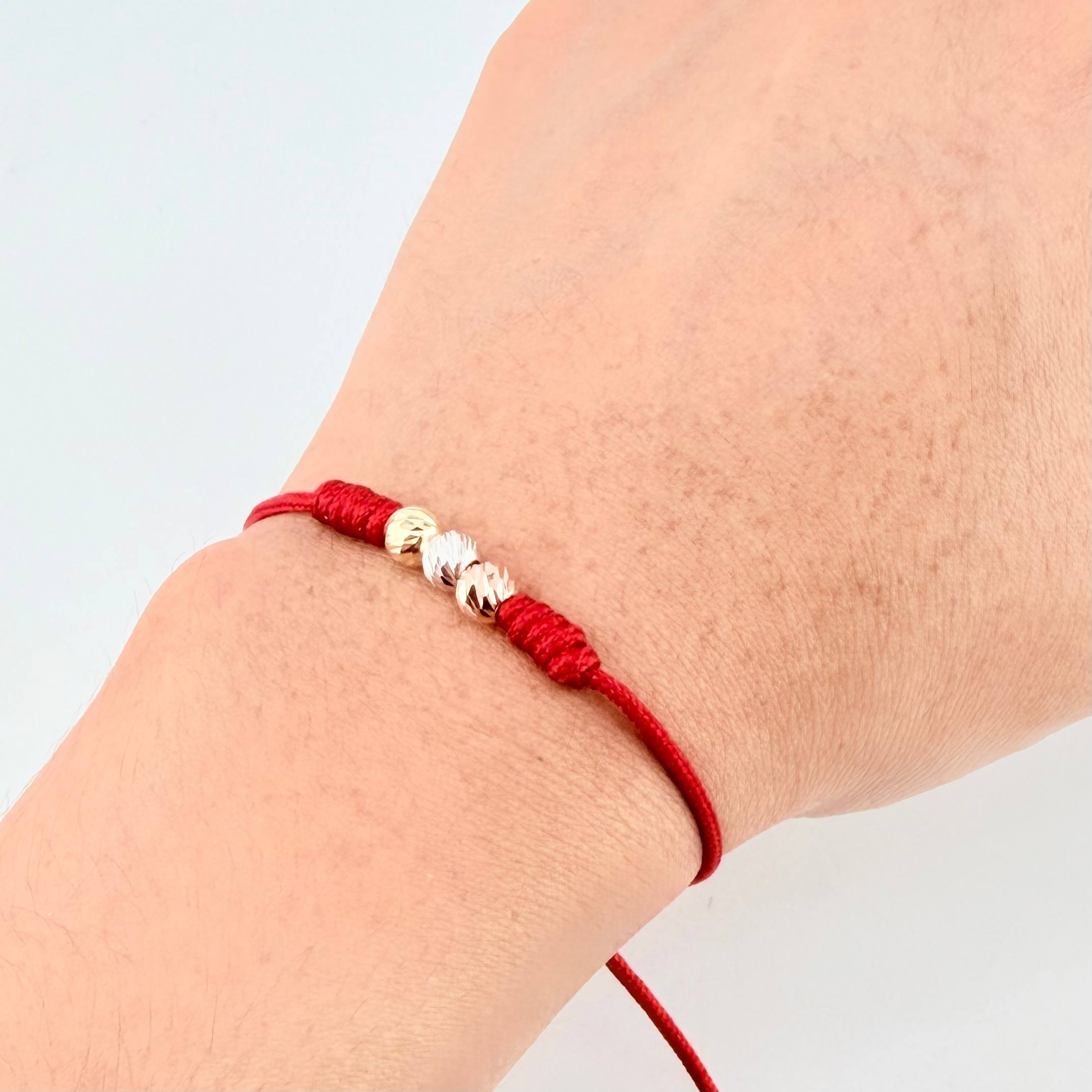 Pulsera Roja Trío Bolas 3und / 5mm Tres Oros 18K *