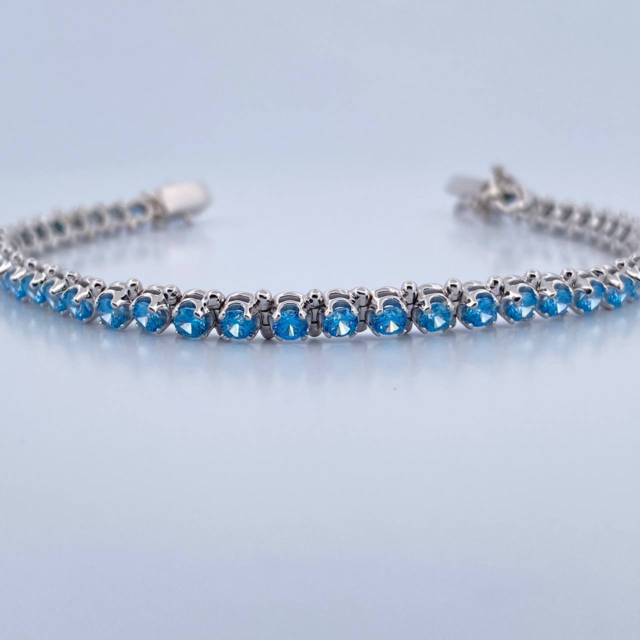 Pulso Tenis 16.85gr / 20.3cm / 4.7mm Circones Azules Oro Blanco 18K $