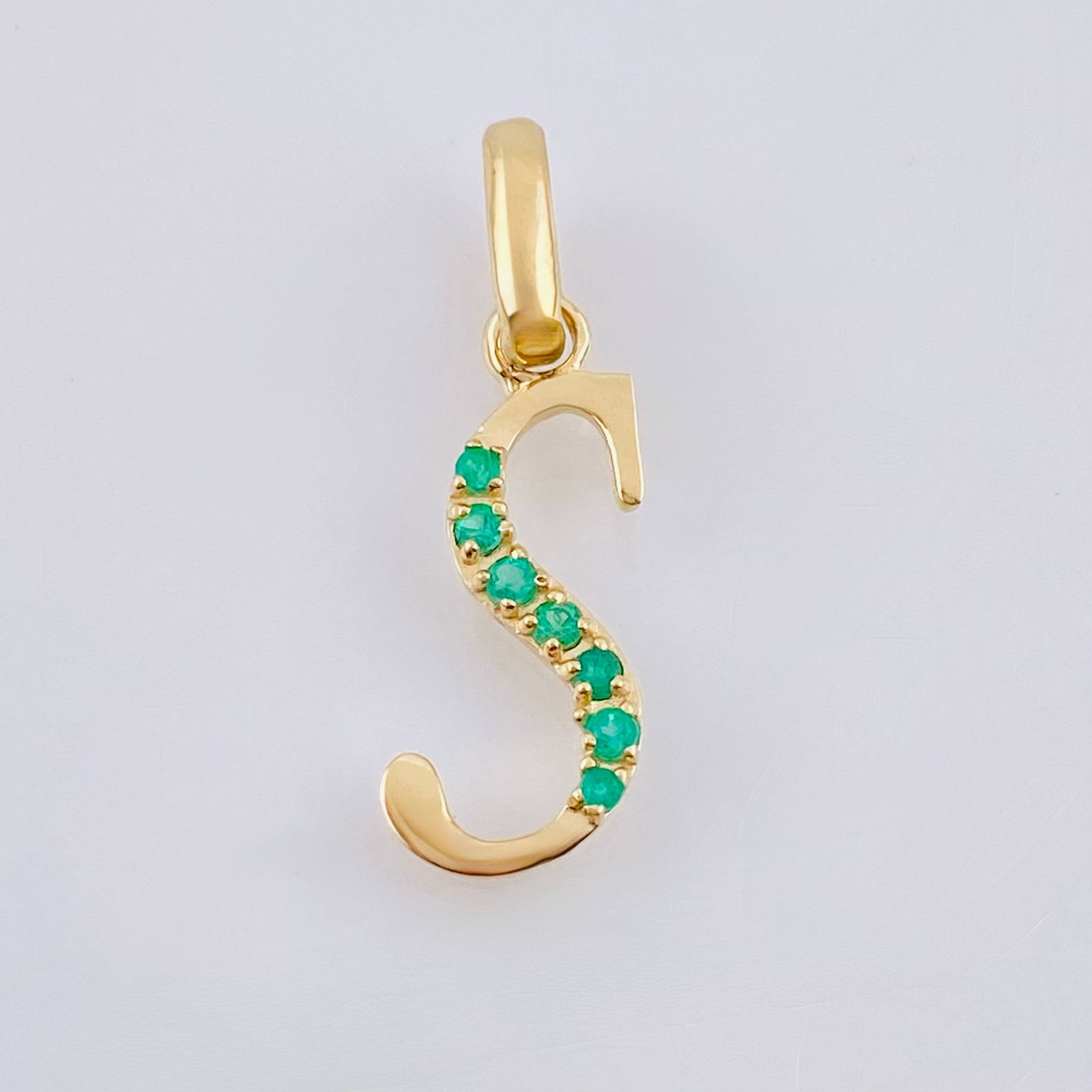 Dije Letra S Esmeraldas 11pts 0.6gr / 2cm / Oro Amarillo 18K ©