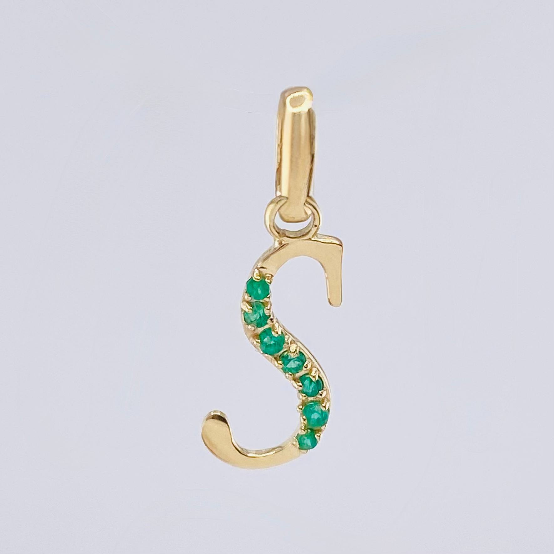 Dije Letra S Esmeraldas 11pts 0.6gr / 2cm / Oro Amarillo 18K ©