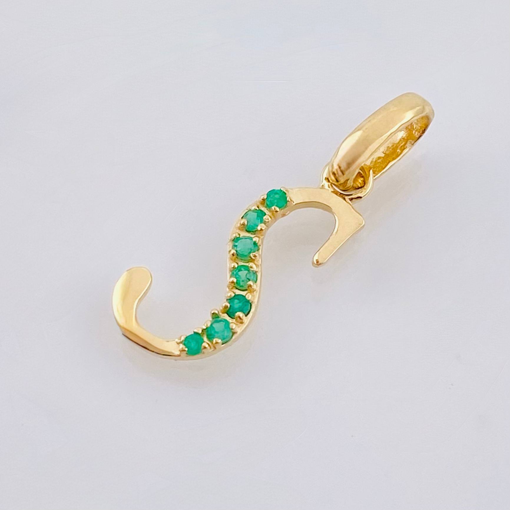 Dije Letra S Esmeraldas 11pts 0.6gr / 2cm / Oro Amarillo 18K ©
