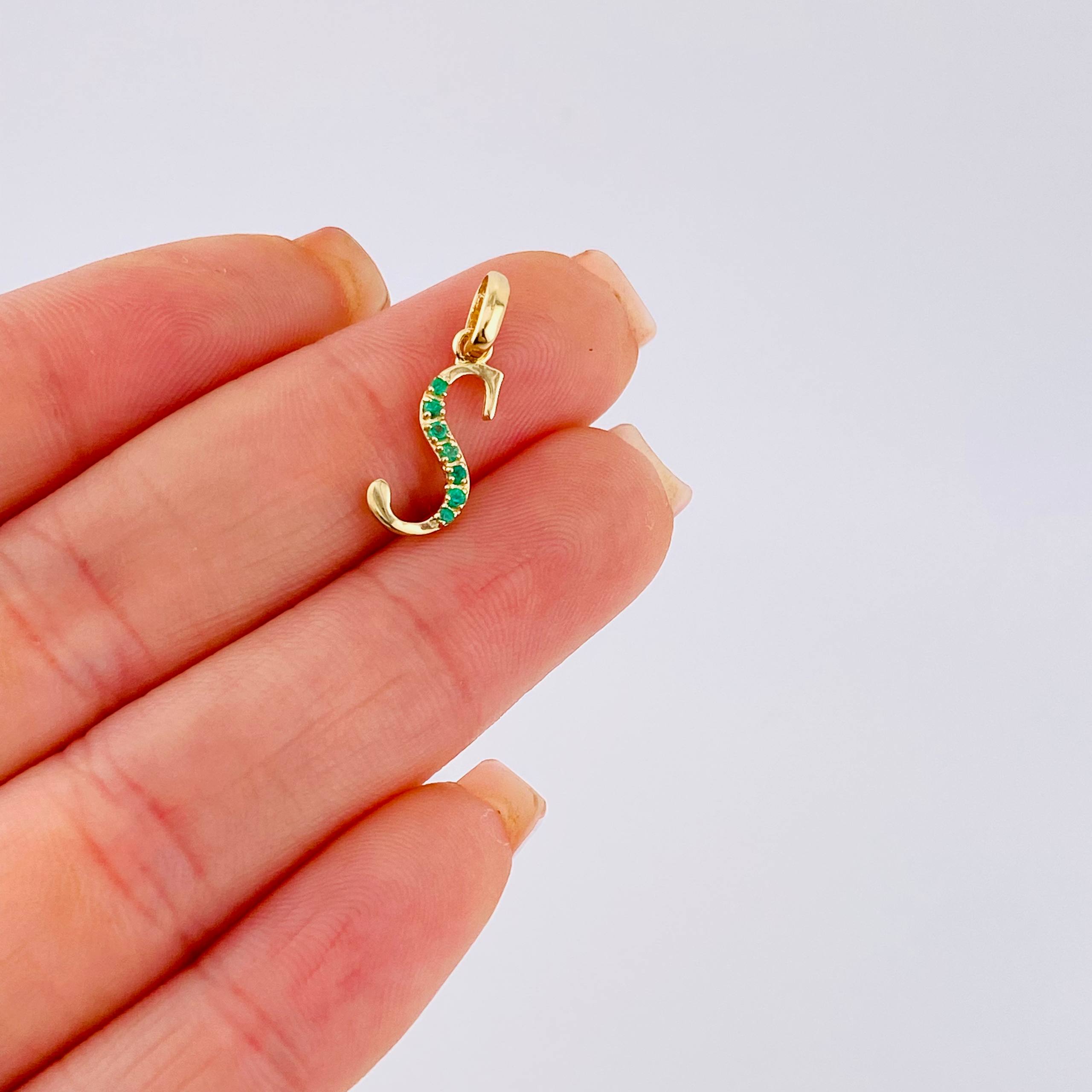 Dije Letra S Esmeraldas 11pts 0.6gr / 2cm / Oro Amarillo 18K ©