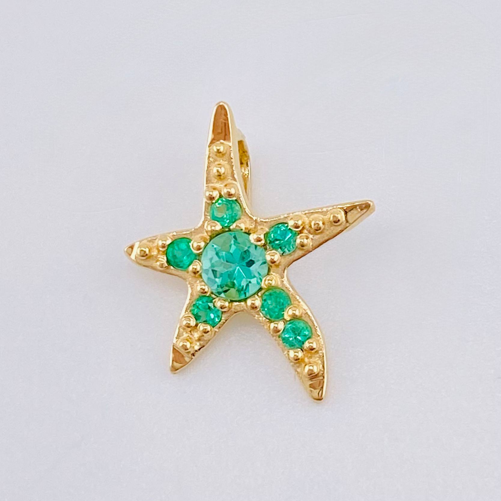 Dije Estrella De Mar Esmeraldas 20pts 0.8gr / 1.5cm / Oro Amarillo 18K