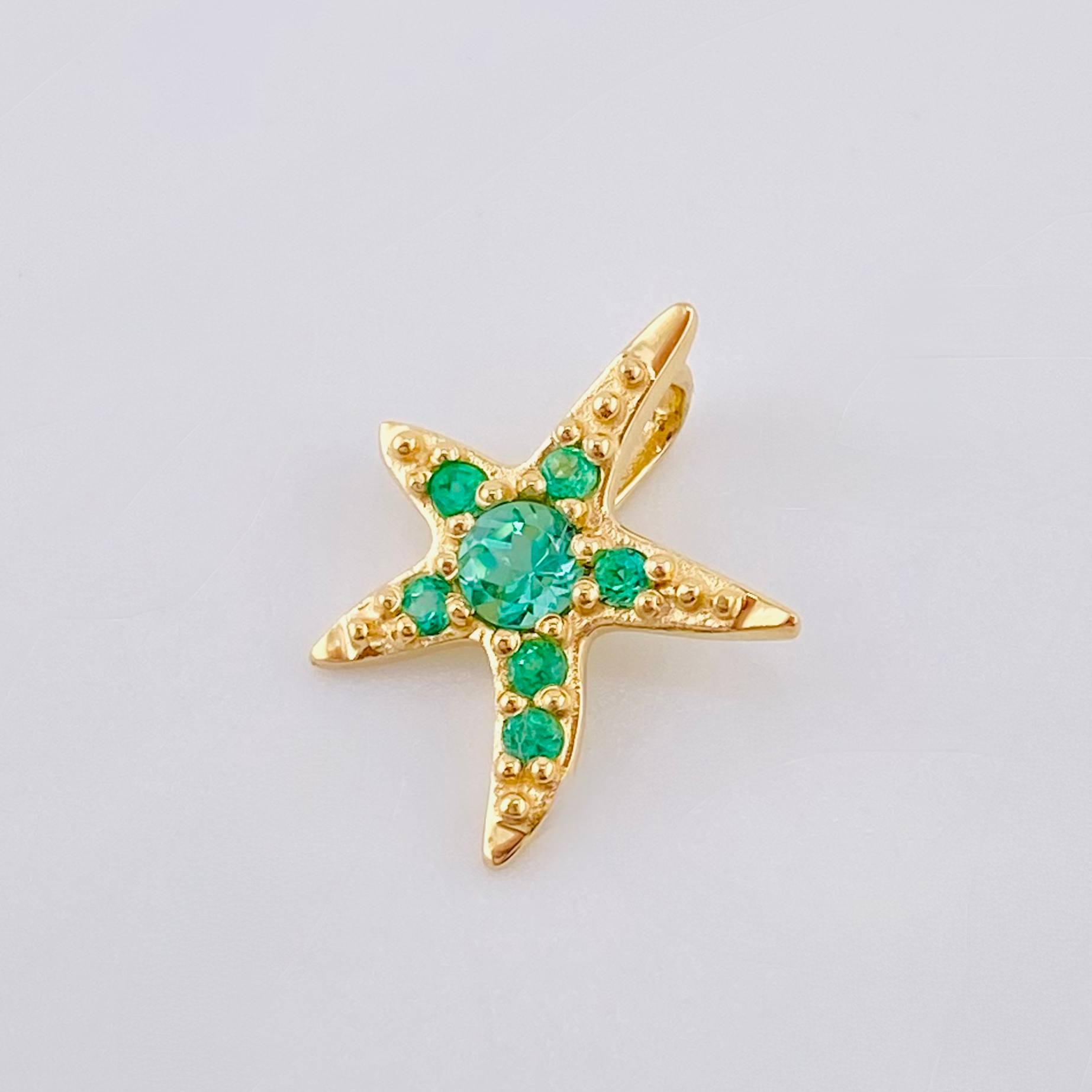 Dije Estrella De Mar Esmeraldas 20pts 0.8gr / 1.5cm / Oro Amarillo 18K