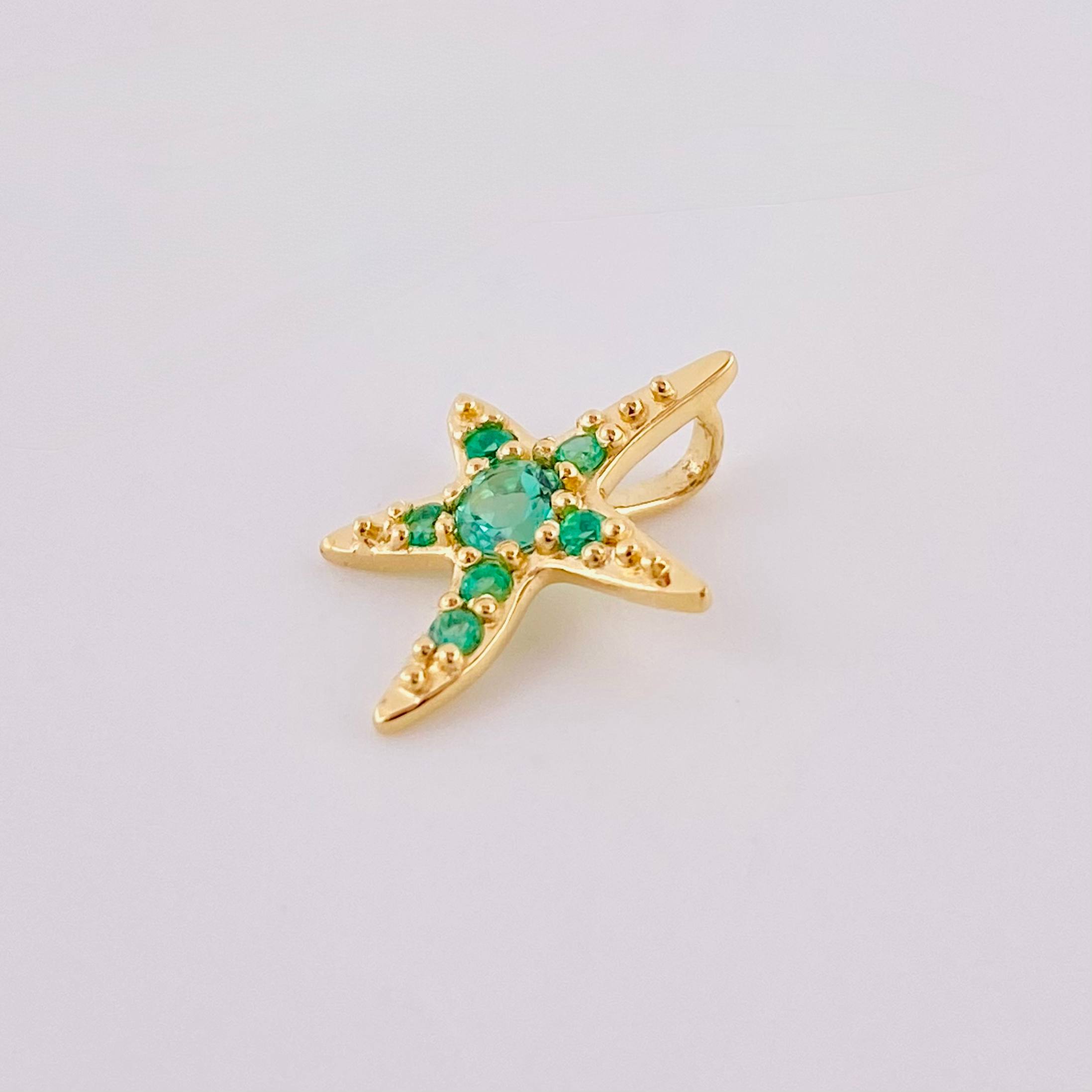 Dije Estrella De Mar Esmeraldas 20pts 0.8gr / 1.5cm / Oro Amarillo 18K