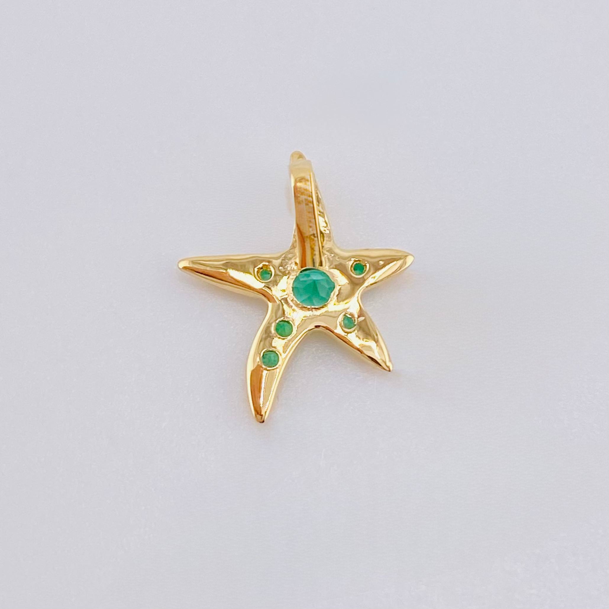 Dije Estrella De Mar Esmeraldas 20pts 0.8gr / 1.5cm / Oro Amarillo 18K