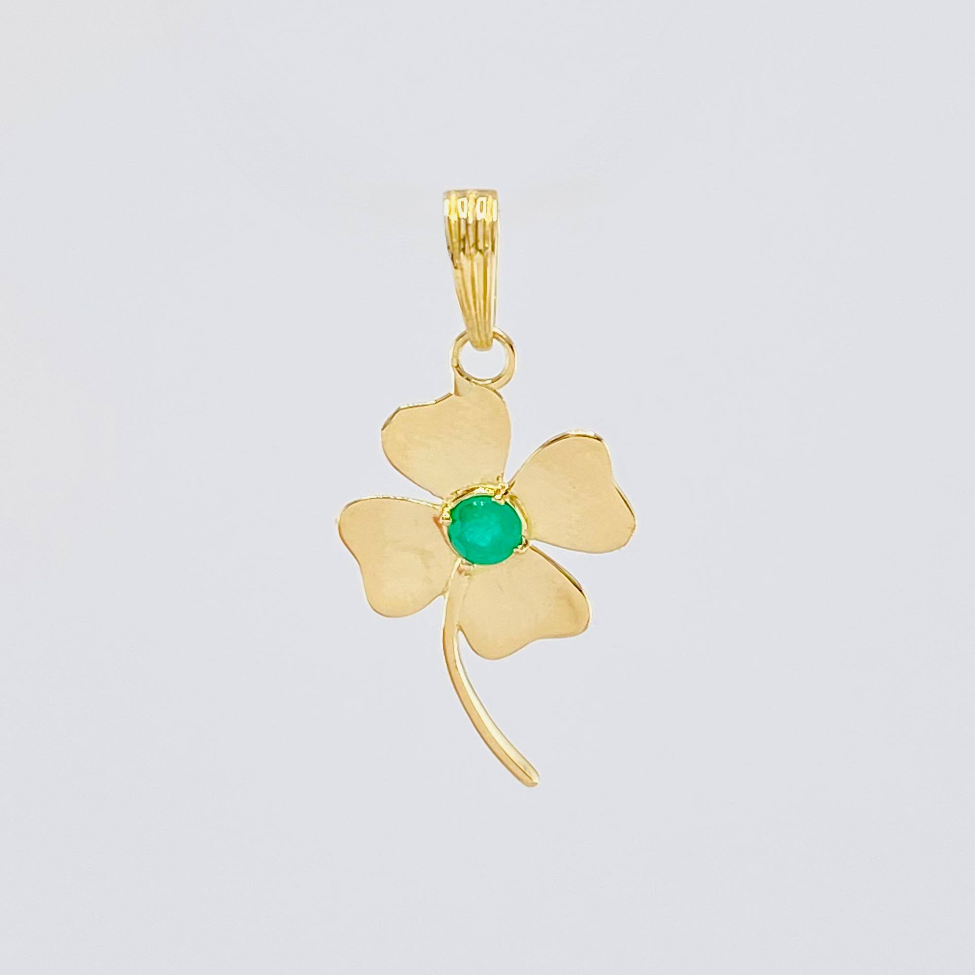 Dije Flor De La Suerte Esmeraldas 12pts 1.3gr / 2.7cm / Oro Amarillo 18K