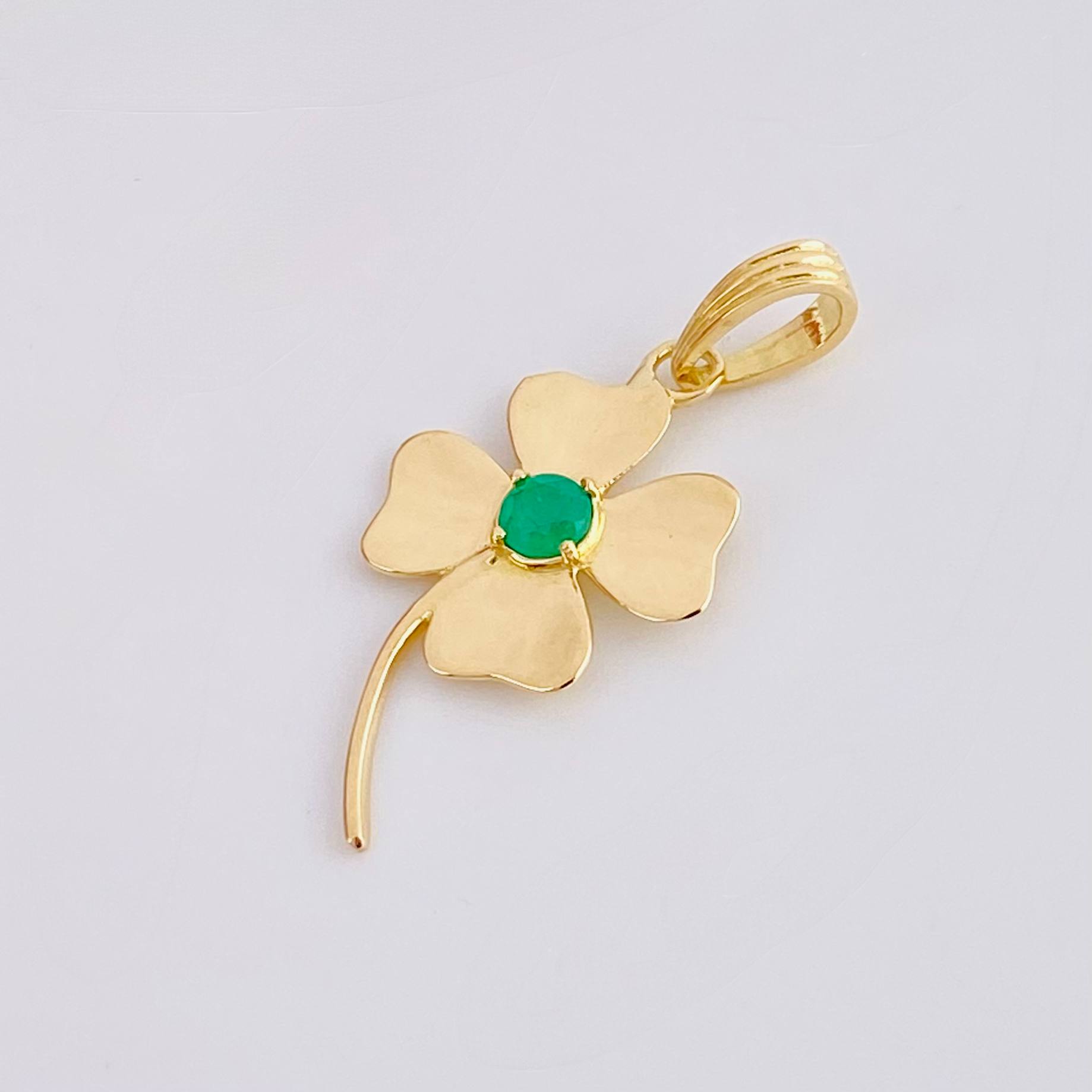 Dije Flor De La Suerte Esmeraldas 12pts 1.3gr / 2.7cm / Oro Amarillo 18K
