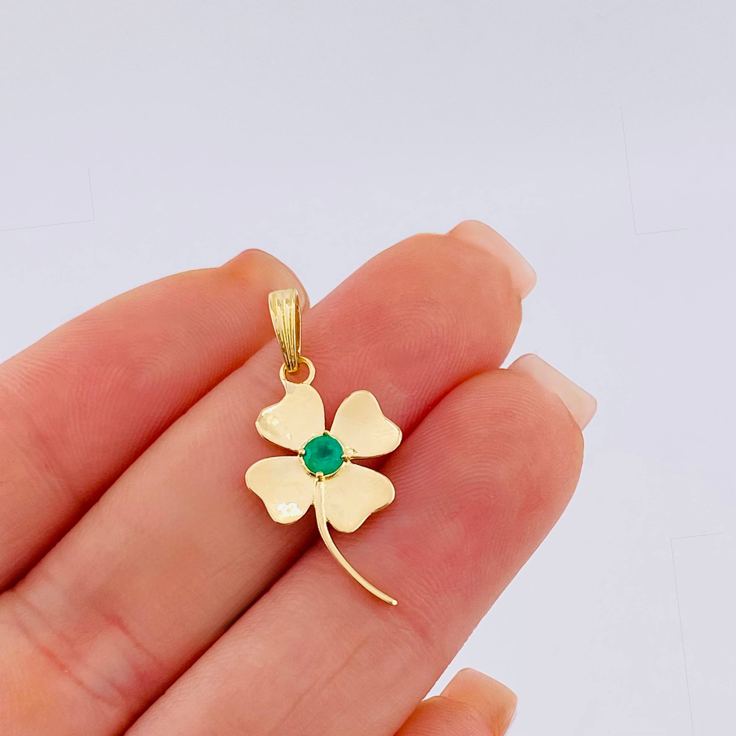 Dije Flor De La Suerte Esmeraldas 12pts 1.3gr / 2.7cm / Oro Amarillo 18K