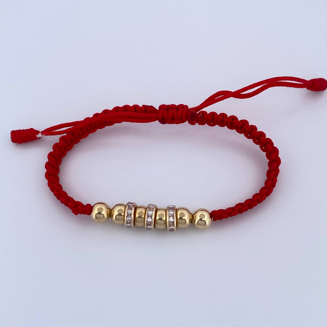 Pulsera Roja Herrajes Cilindros 2.25gr / 6mm Bolas Lisas Circones Blancos Oro Amarillo 18K &