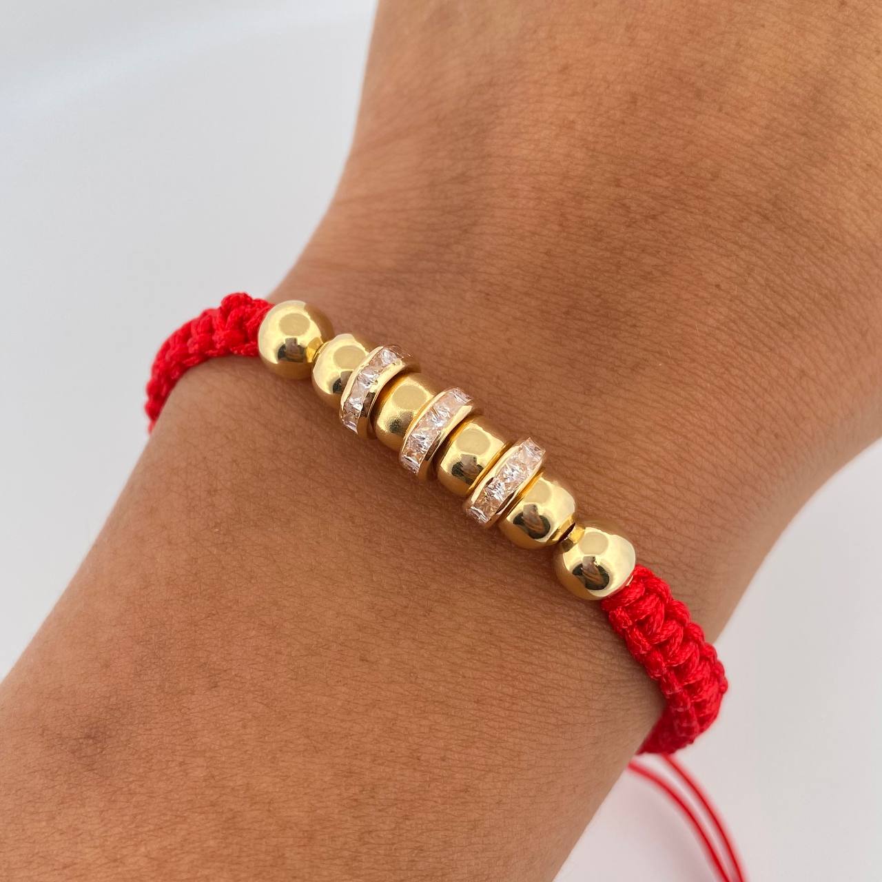 Pulsera Roja Herrajes Cilindros 2.25gr / 6mm Bolas Lisas Circones Blancos Oro Amarillo 18K &