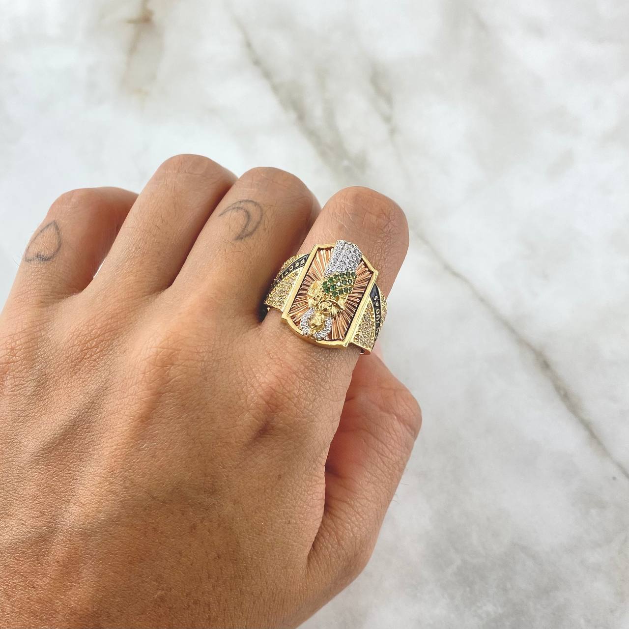 Anillo San Judas Sello Rectangulo 11gr / T10 / Texturizado Circones Blancos Verdes Dos Oros Amarillo Rosa 18K