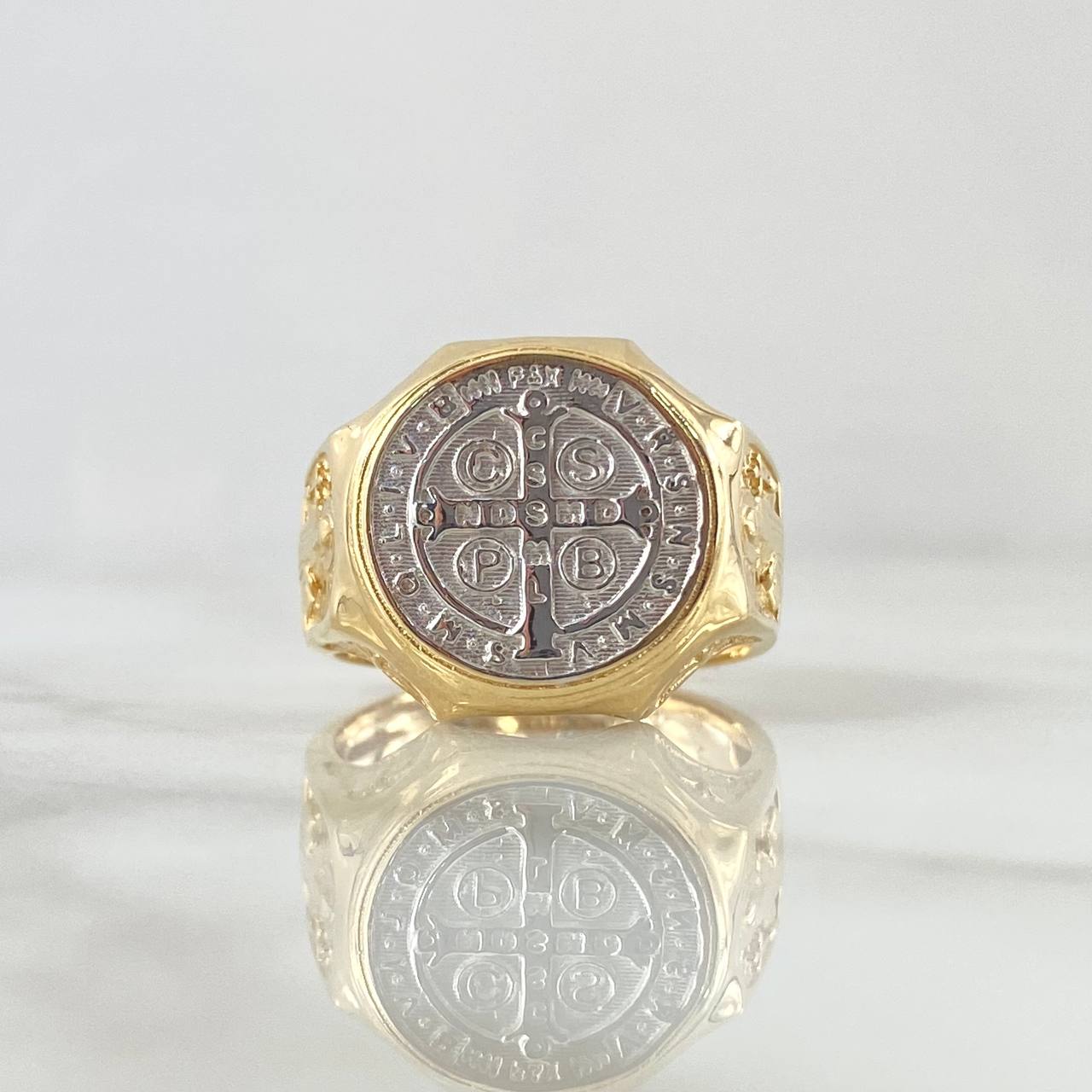 Anillo San Benito Sello Circulo 7.5gr / T10 / Texturizado Dos Oros Amarillo Blanco 18K ©