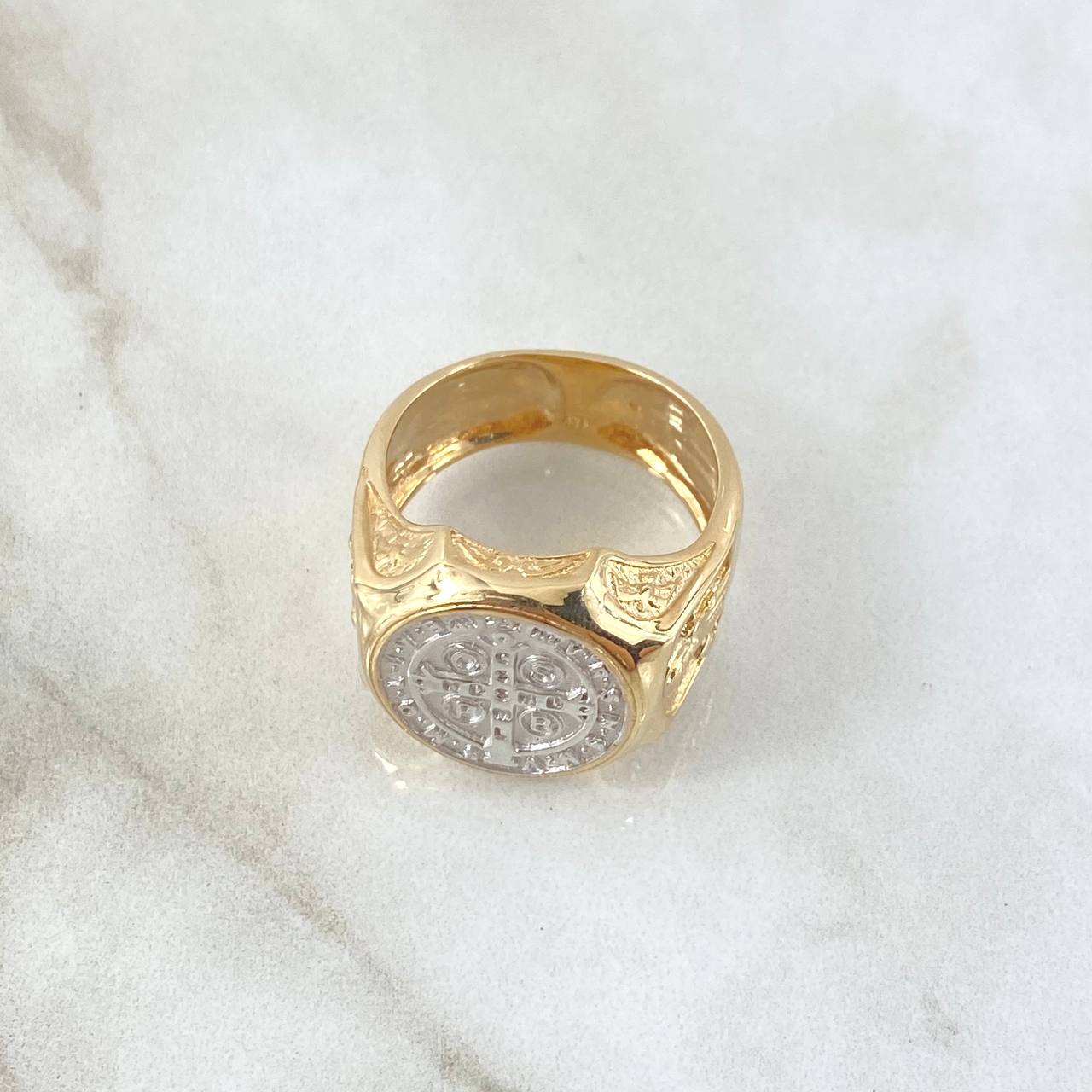 Anillo San Benito Sello Circulo 7.5gr / T10 / Texturizado Dos Oros Amarillo Blanco 18K ©