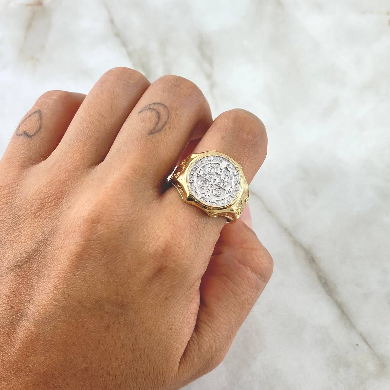 Anillo San Benito Sello Circulo 7.5gr / T10 / Texturizado Dos Oros Amarillo Blanco 18K ©