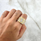 Anillo Signo Dólar Sello Ovalado 6.9gr / T11 1/2 / Texturizado Circones Blancos Dos Oros Amarillo Blanco 18K ©