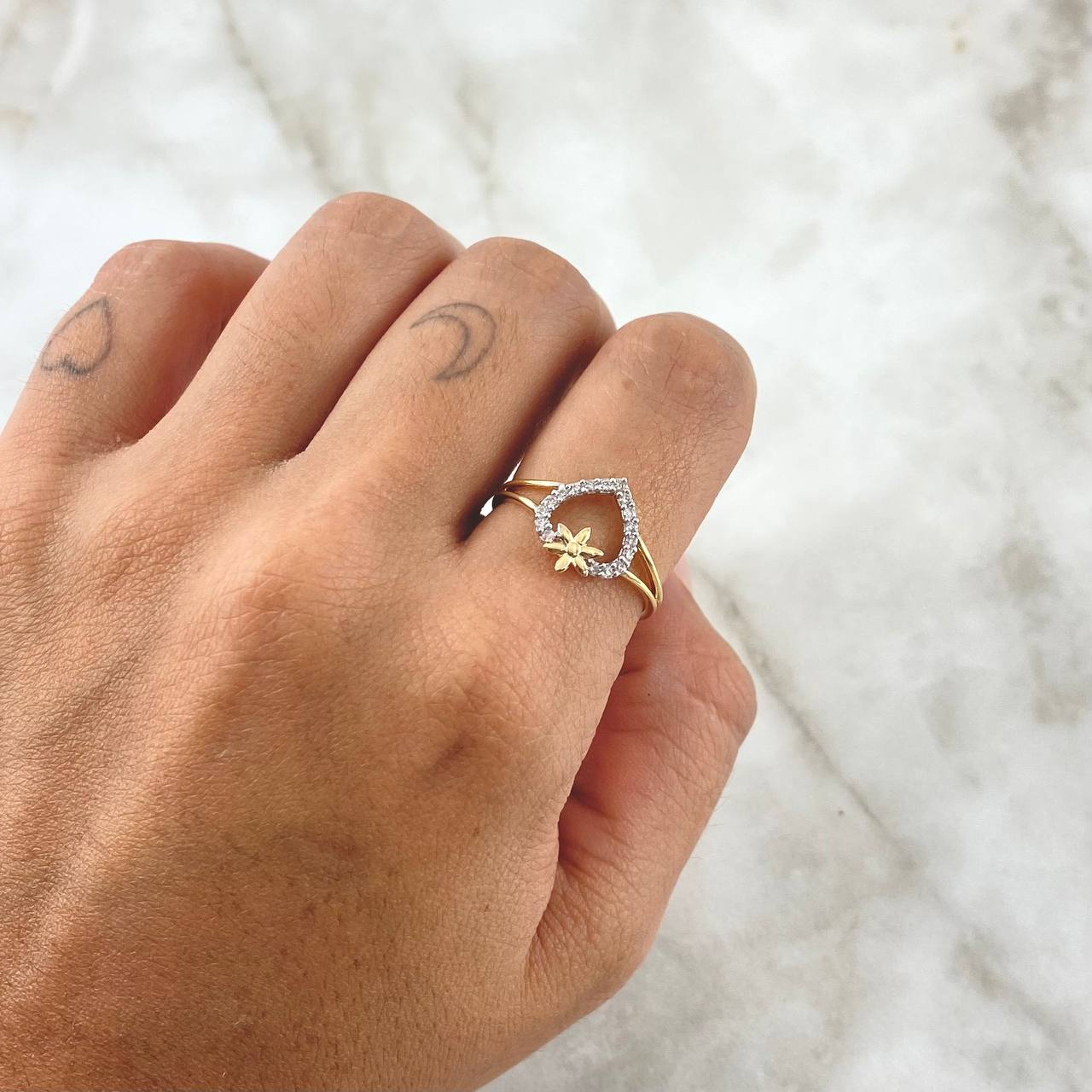 Anillo Corazón Tiara en Flor 2.1gr / T7 3/4 / Circones Blancos Oro Amarillo 18K ©