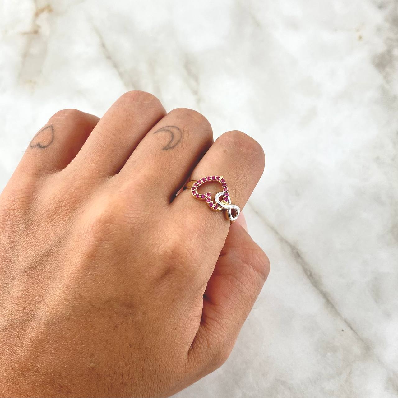 Anillo Corazón Infinito Entrelazados 2.5gr / T6 1/2 / Silueta Circones Fucsia Oro Amarillo 18K ©
